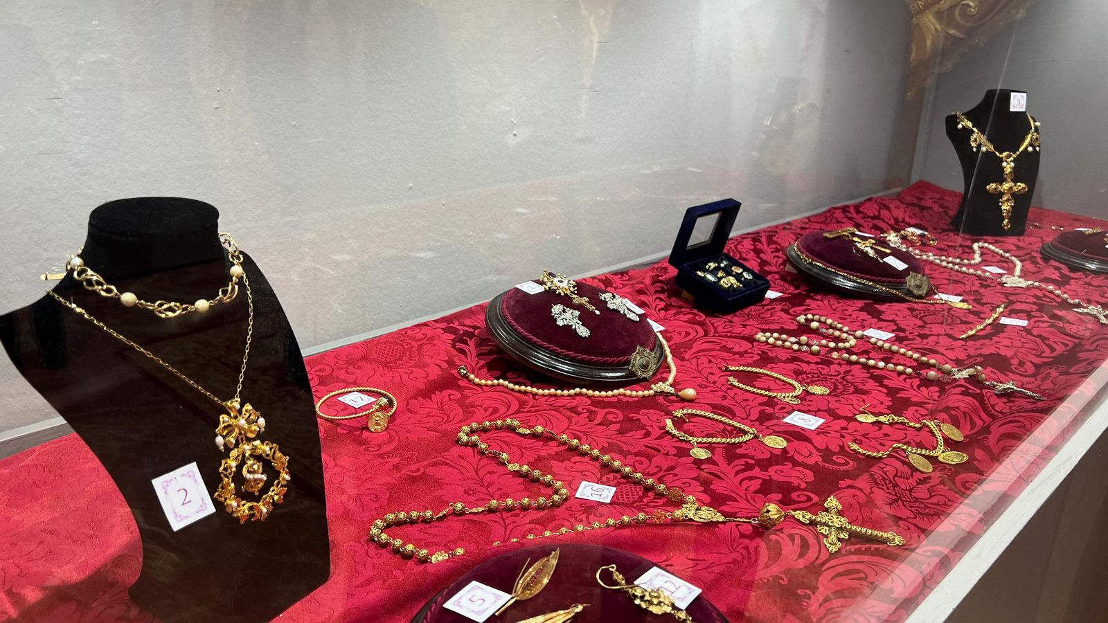 Detalle de algunas joyas que pueden observarse en la exposición
