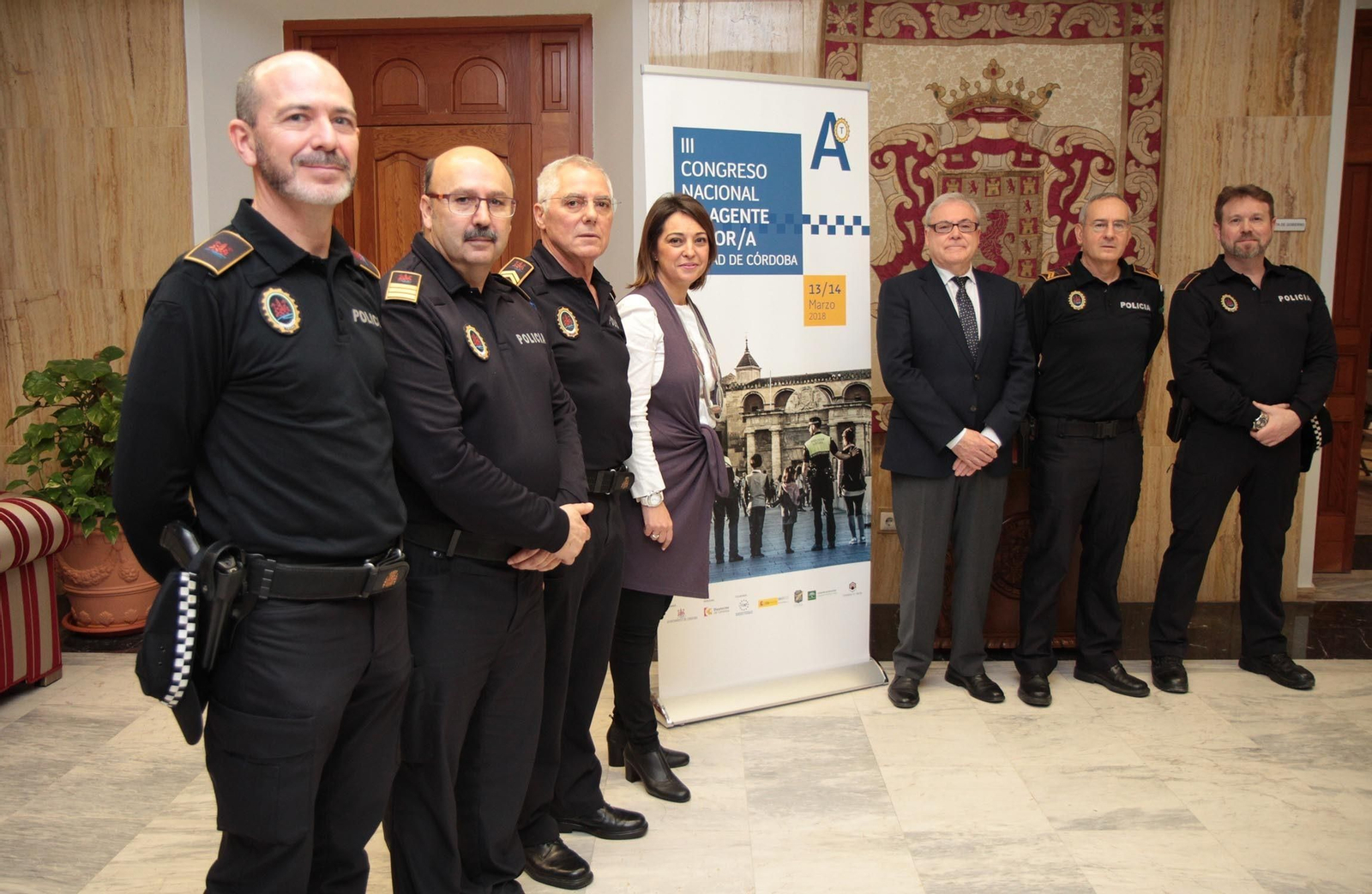 Isabel Ambrosio y Emilio Aumente, con los agentes del plan tutor. Isabel Ambrosio y Emilio Aumente, con los agentes del plan tutor.