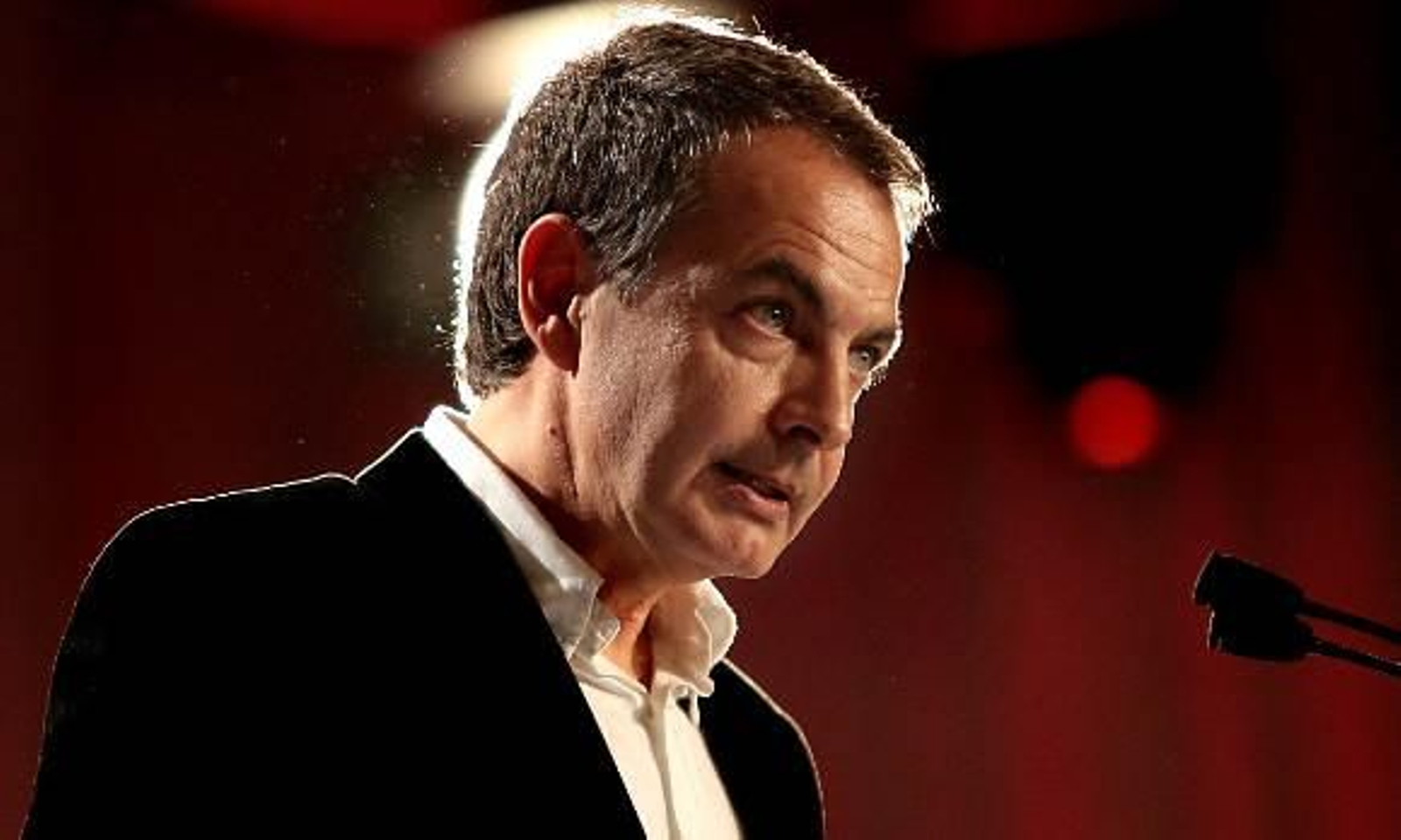Zapatero se marcha admitiendo su error de tardar en reconocer la crisis