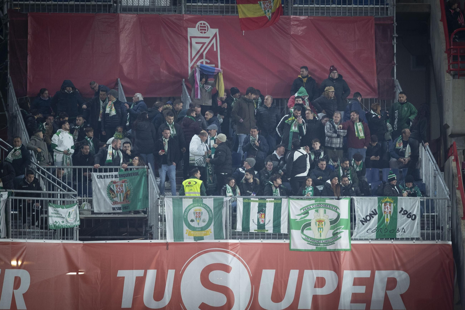 Las mejores fotos del ambiente en Los Cármenes para el derbi andaluz entre Granada CF y Córdoba CF