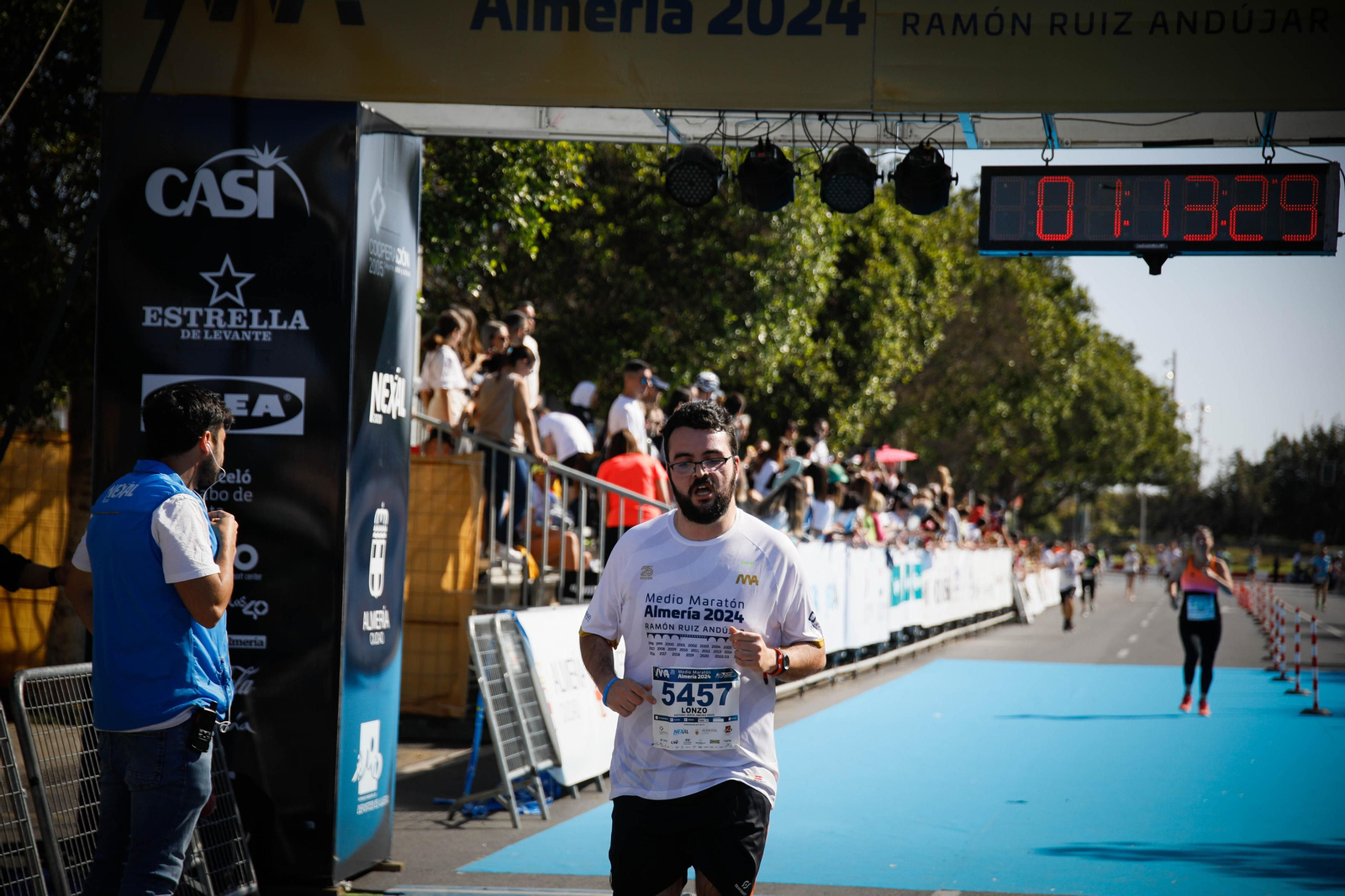 Imágenes de la llegada de la Media maratón Ciudad de Almería