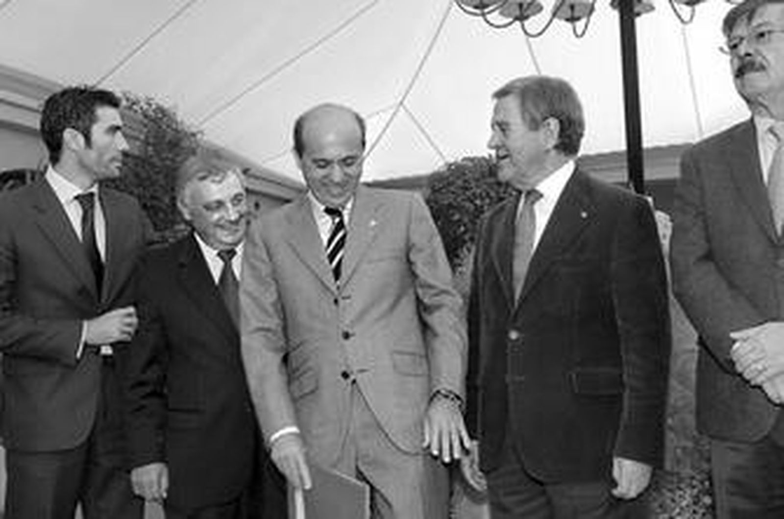 Del Nido, rodeado entre sonrisas de los representantes de Málaga, Almería, Betis y Recreativo.