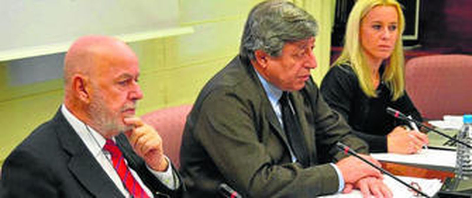 El rector de la UAL, Pedro Molina (izquierda), acompañando a Joaquín Moya-Angeler en el día de su dimisión.