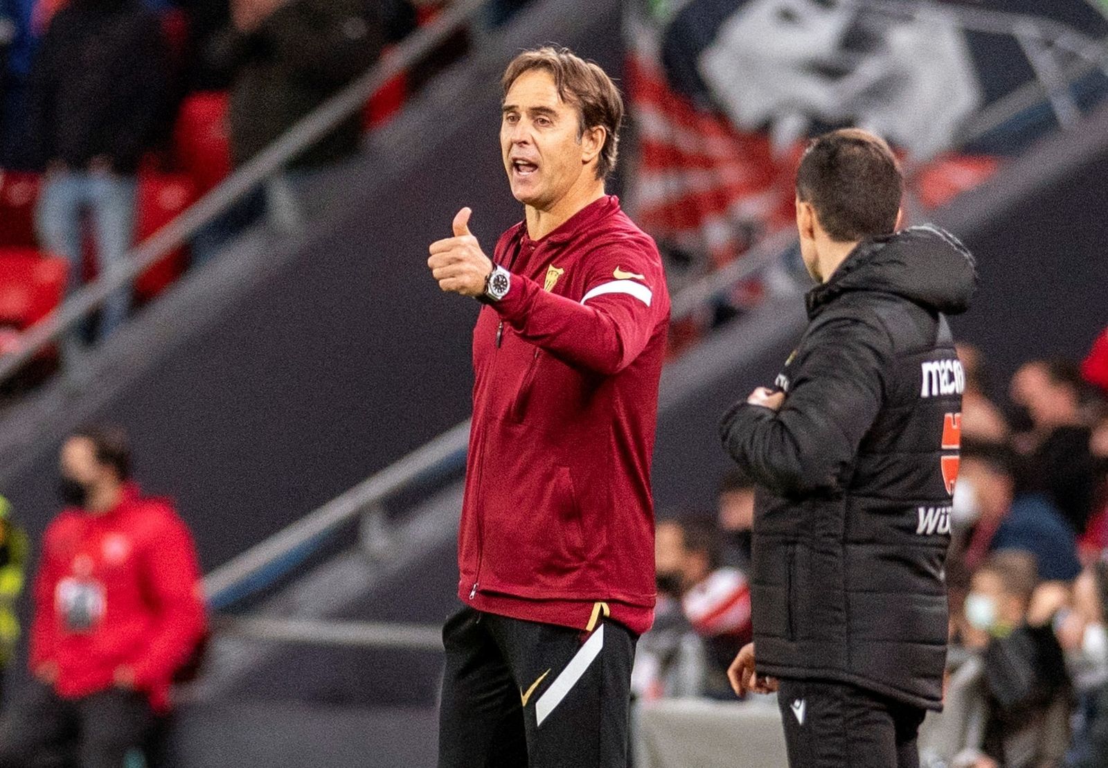 Lopetegui realiza un gesto de aprobación.