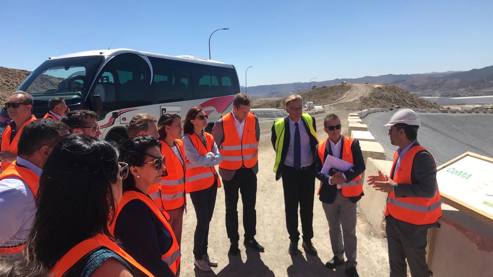 Visita a la planta de gestión de residuos, en julio de 2018, con el anterior consejero de Medio Ambiente de la Junta de Andalucía.