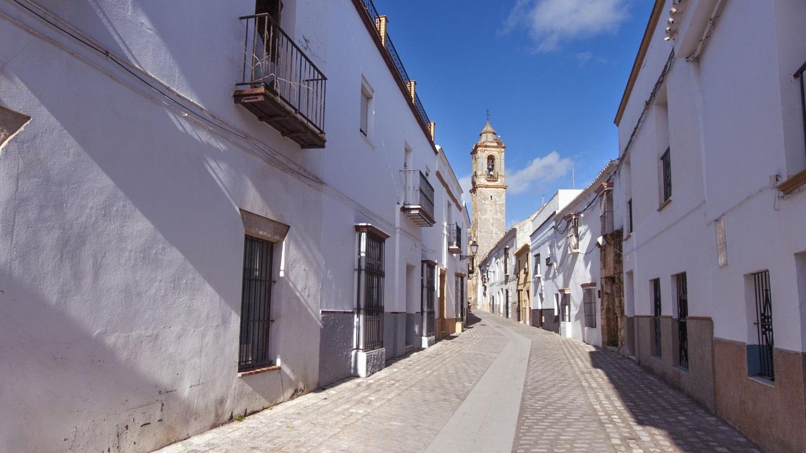 Una de sus calles de casas encaladas