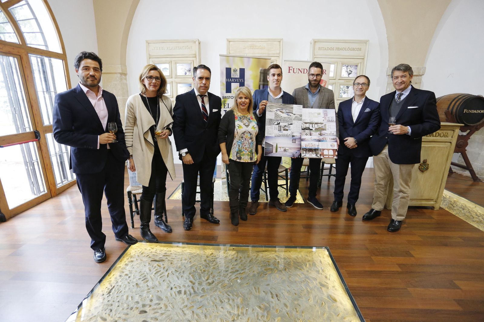 Los ganadores del concurso de ideas de enoturismo para el Castillo de Macharnudo, ayer con los miembros del jurado.