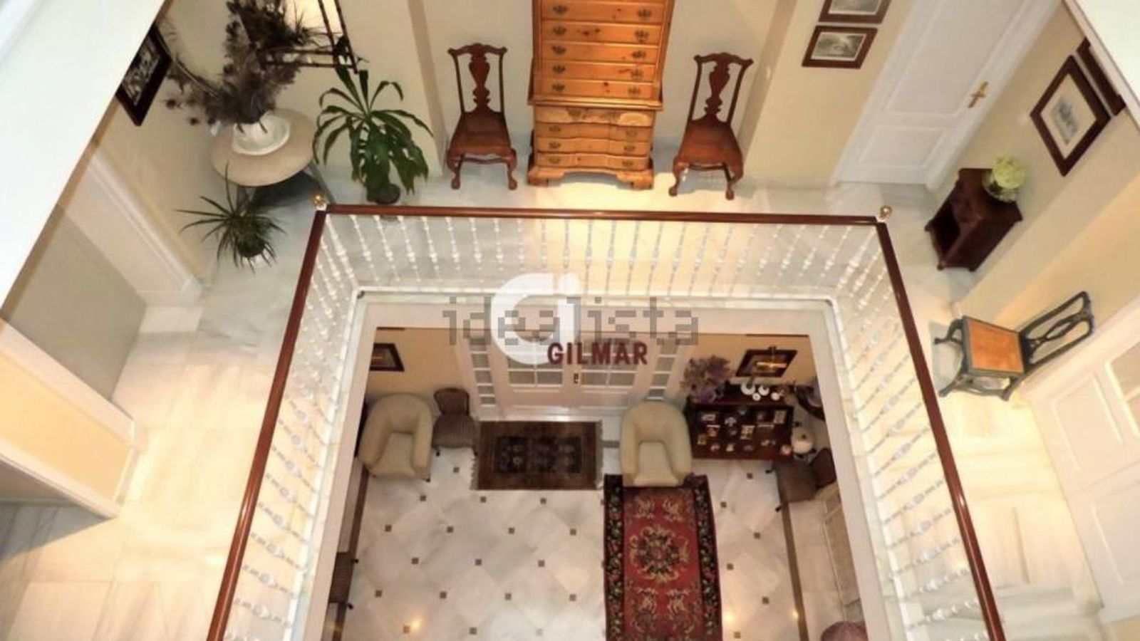 Patio central que articula este chalet adosado de lujo en Triana