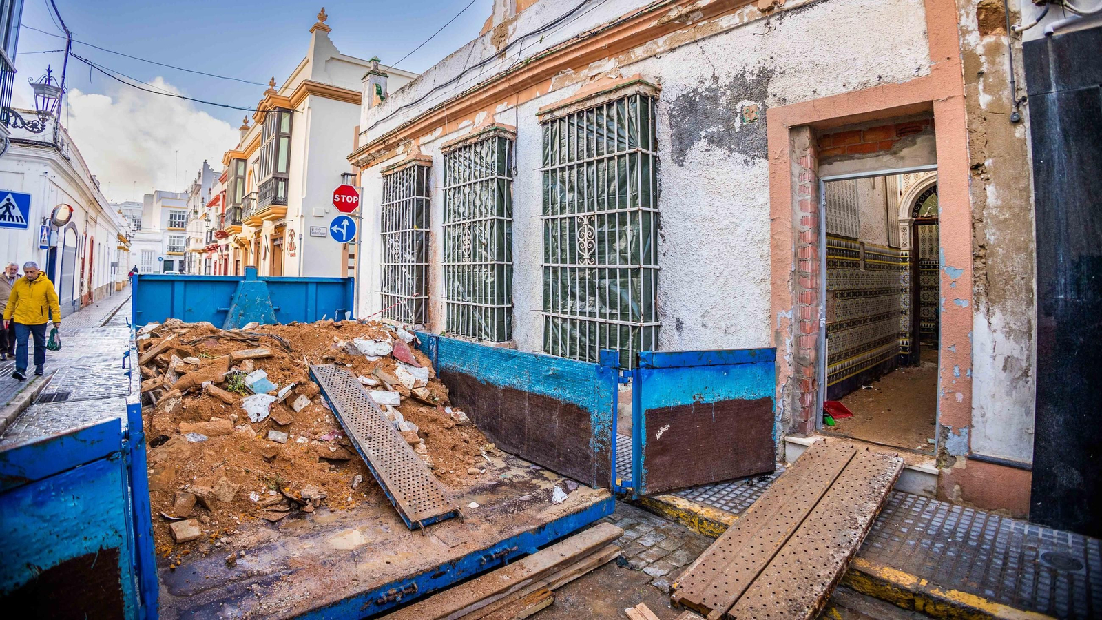 Trabajos de demolición en la finca de la calle Calderón de la Barca, en una imagen del Ayuntamiento de San Fernando