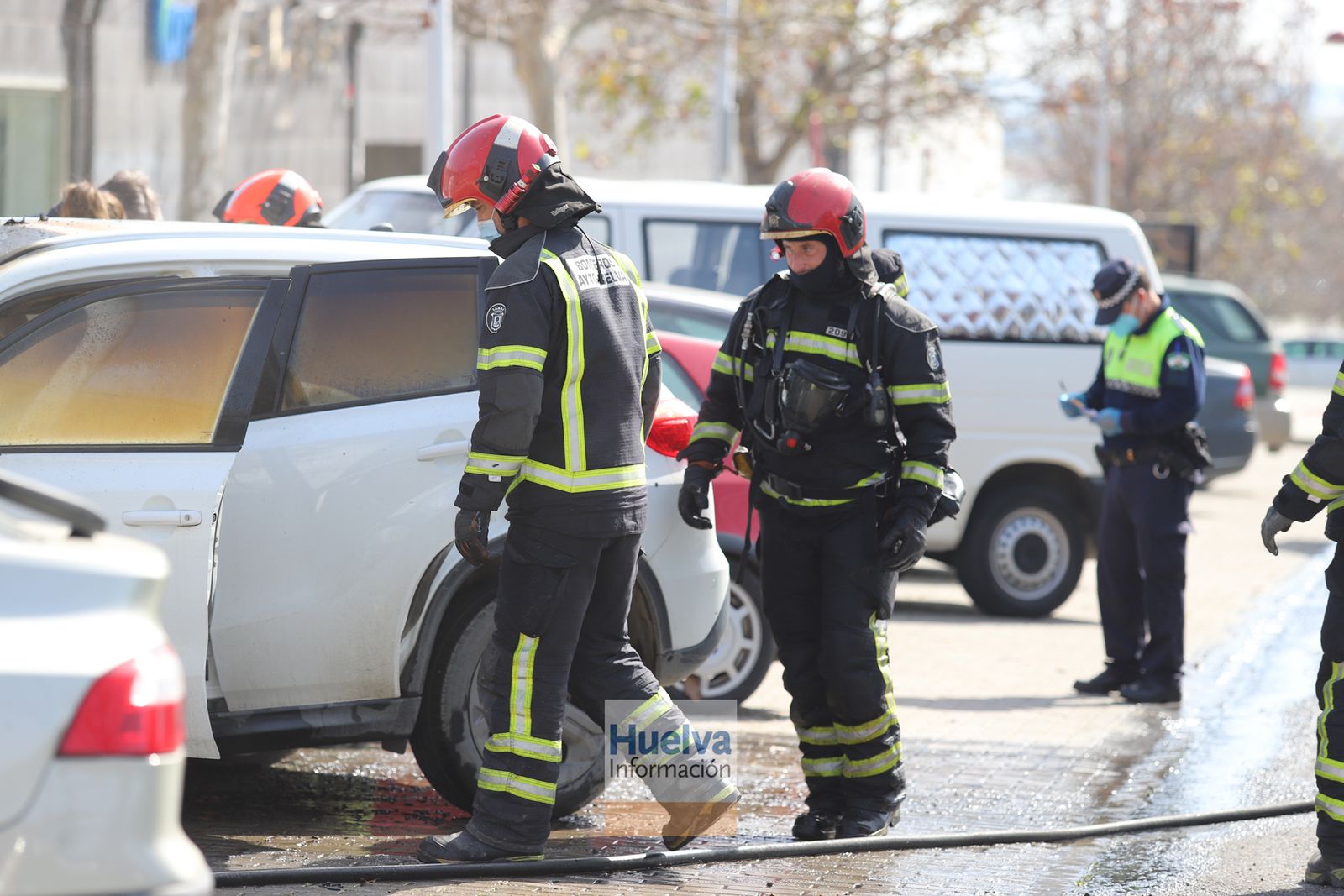 Arde un vehículo en la calle Honduras, junto a las instalaciones deportivas del Saladillo