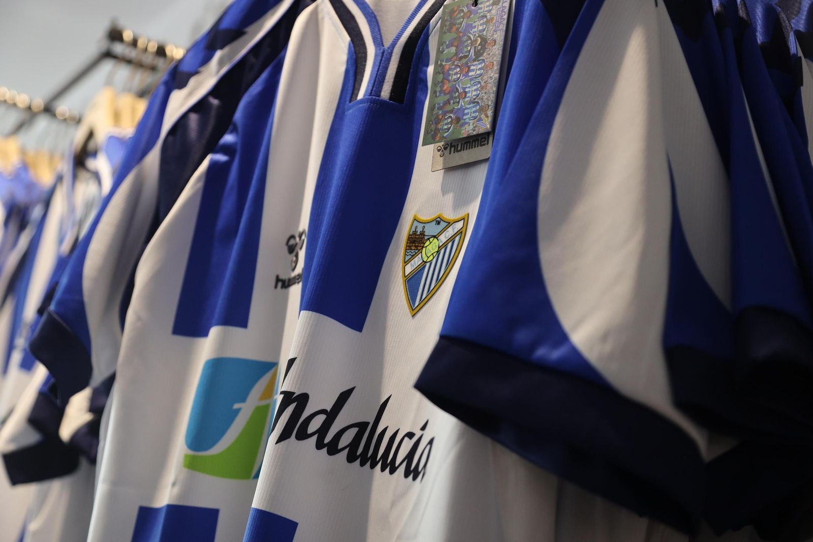 Alto ritmo de ventas en la tienda del Málaga CF por la camiseta retro: "La necesito"