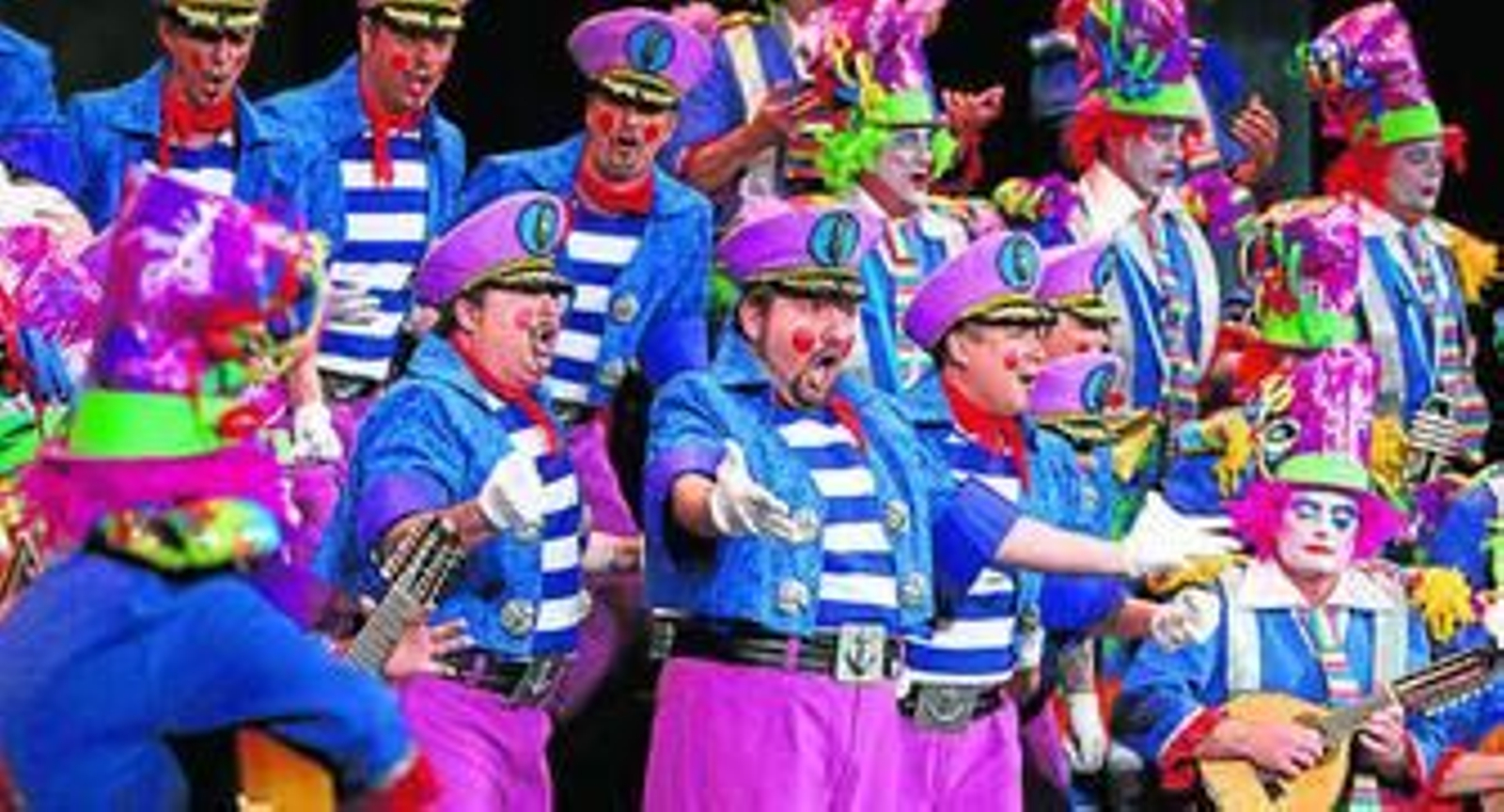 El coro de Pastrana 'La cañonera', durante el pasado Concurso en el Gran Teatro Falla.