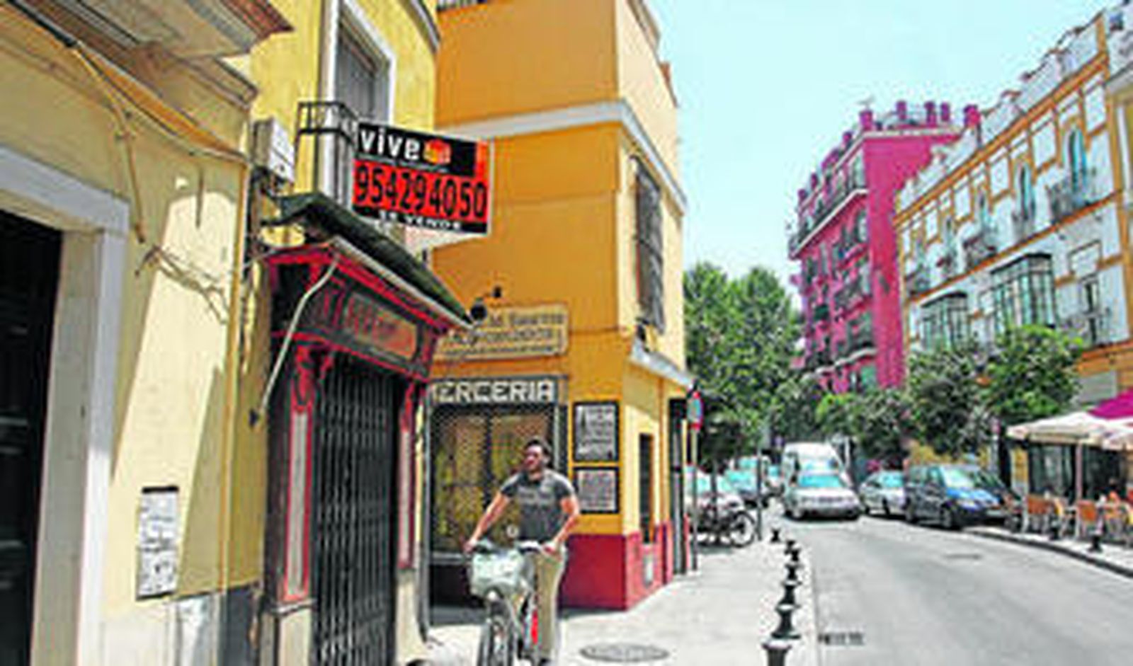 Un cartel anuncia la venta de un piso en la calle Águilas.