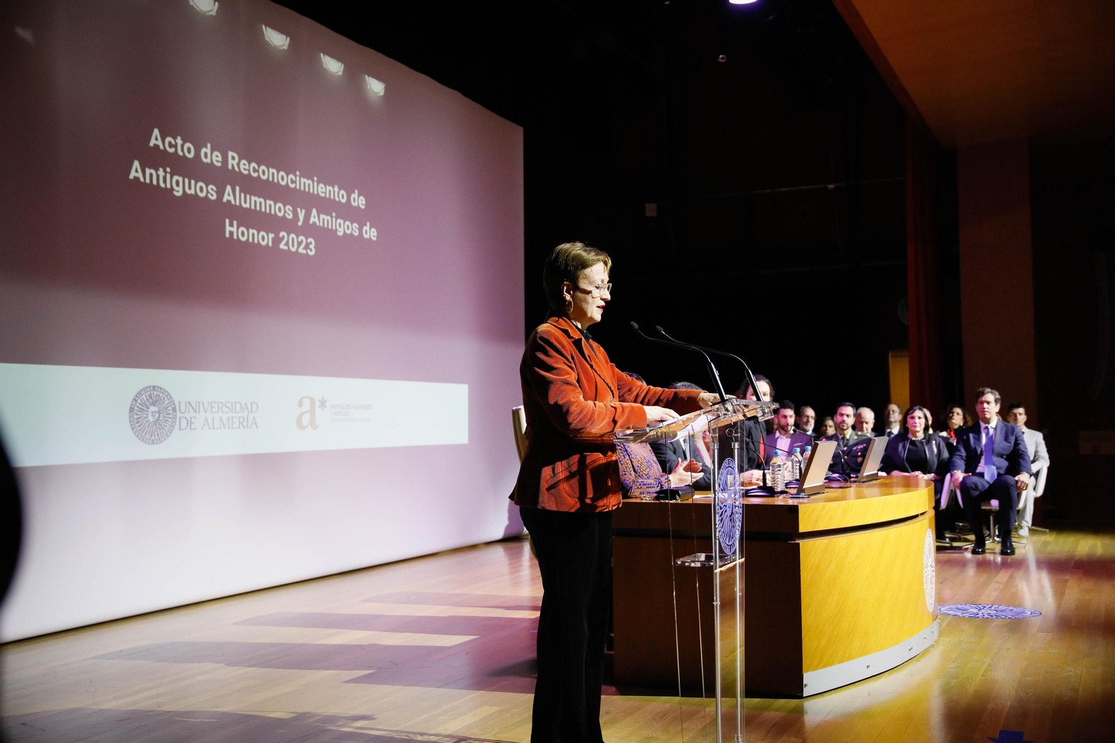 Imágenes del acto de reconocimiento a antiguos alumnos y amigos de honor en la UAL