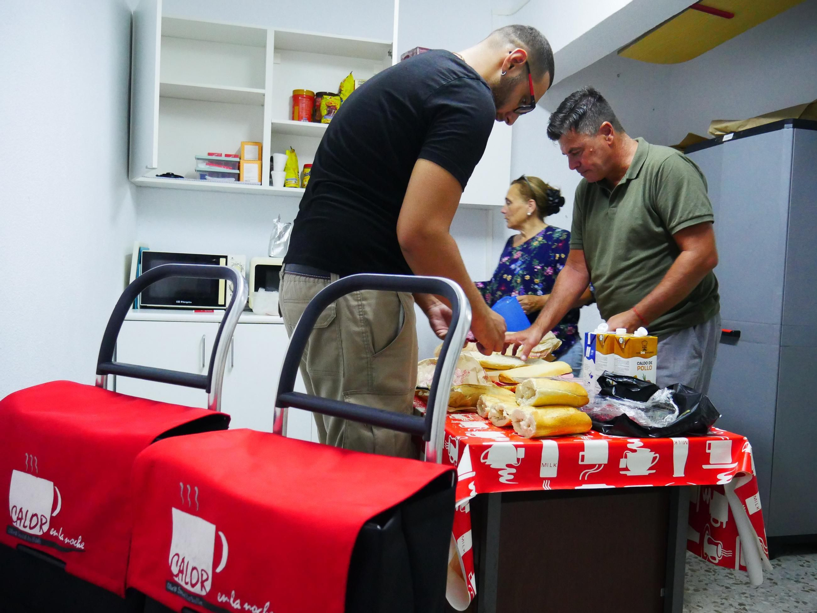 Voluntarios de Calor en la Noche, preparandose para una de sus rondas nocturnas.