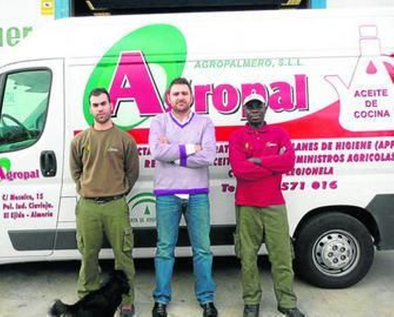 El gerente de Agropal, Miguel Palmero, junto a dos trabajadores.