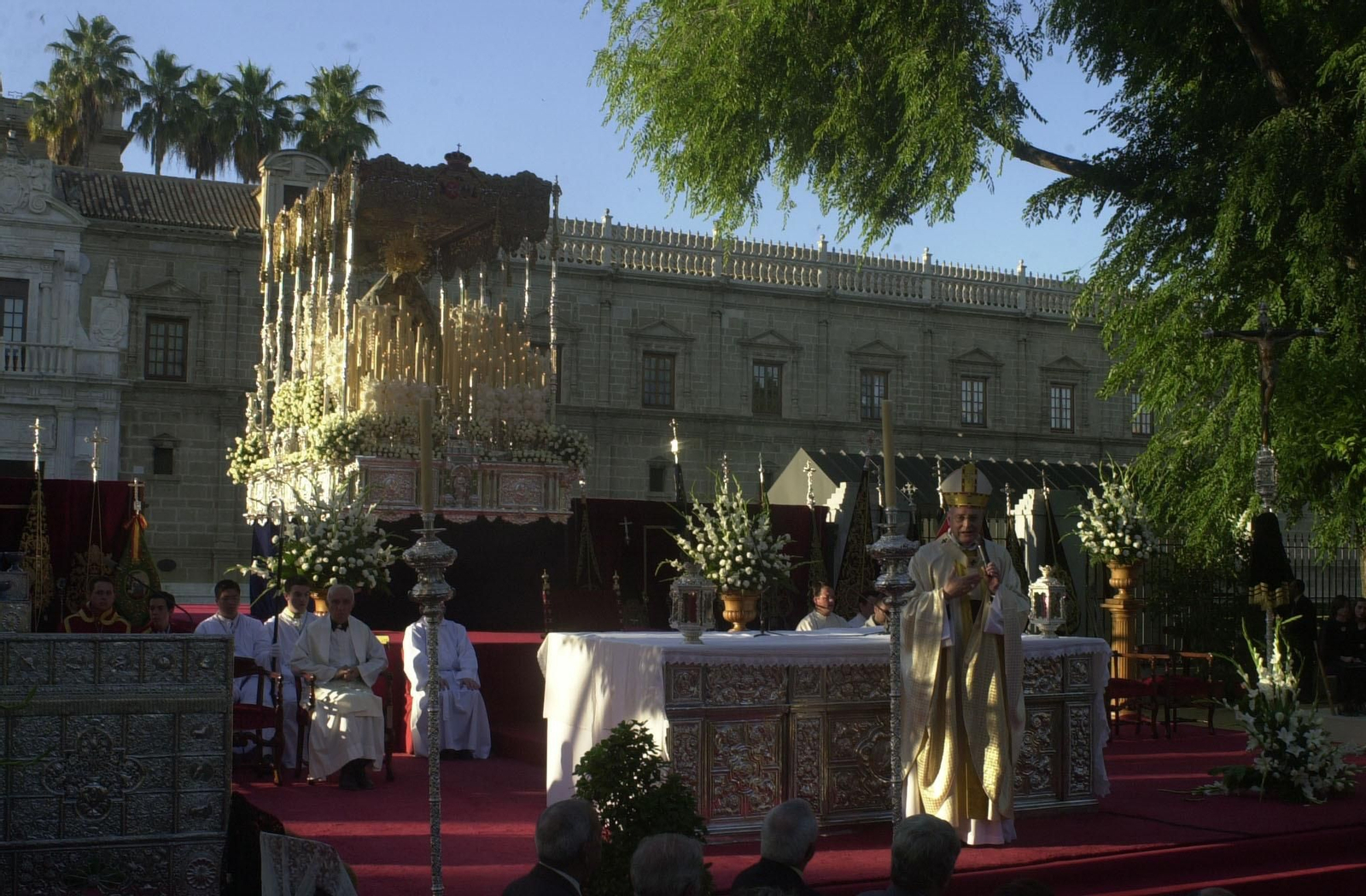 La Virgen de los Desamparados en los jardines del Parlamento de Andalucía por los 75 años de su bendición