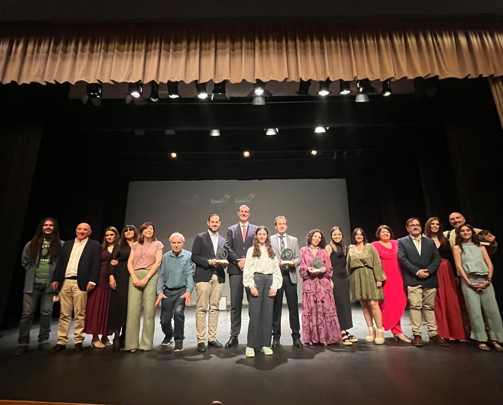 Foto de familia durante la conmemoración del 30 aniversario del IES Dolmen de Soto.