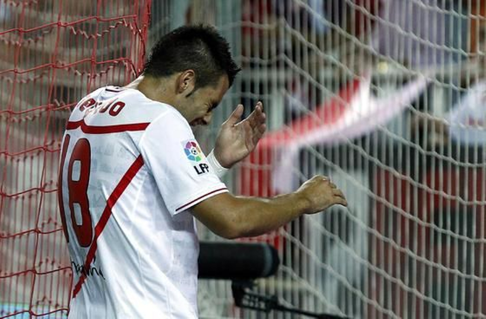 Negredo se duele un golpe. / Antonio Pizarro