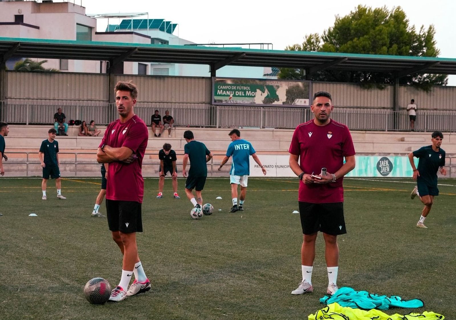 Edu Osorio prepara una tarea junto a uno de sus ayudantes.