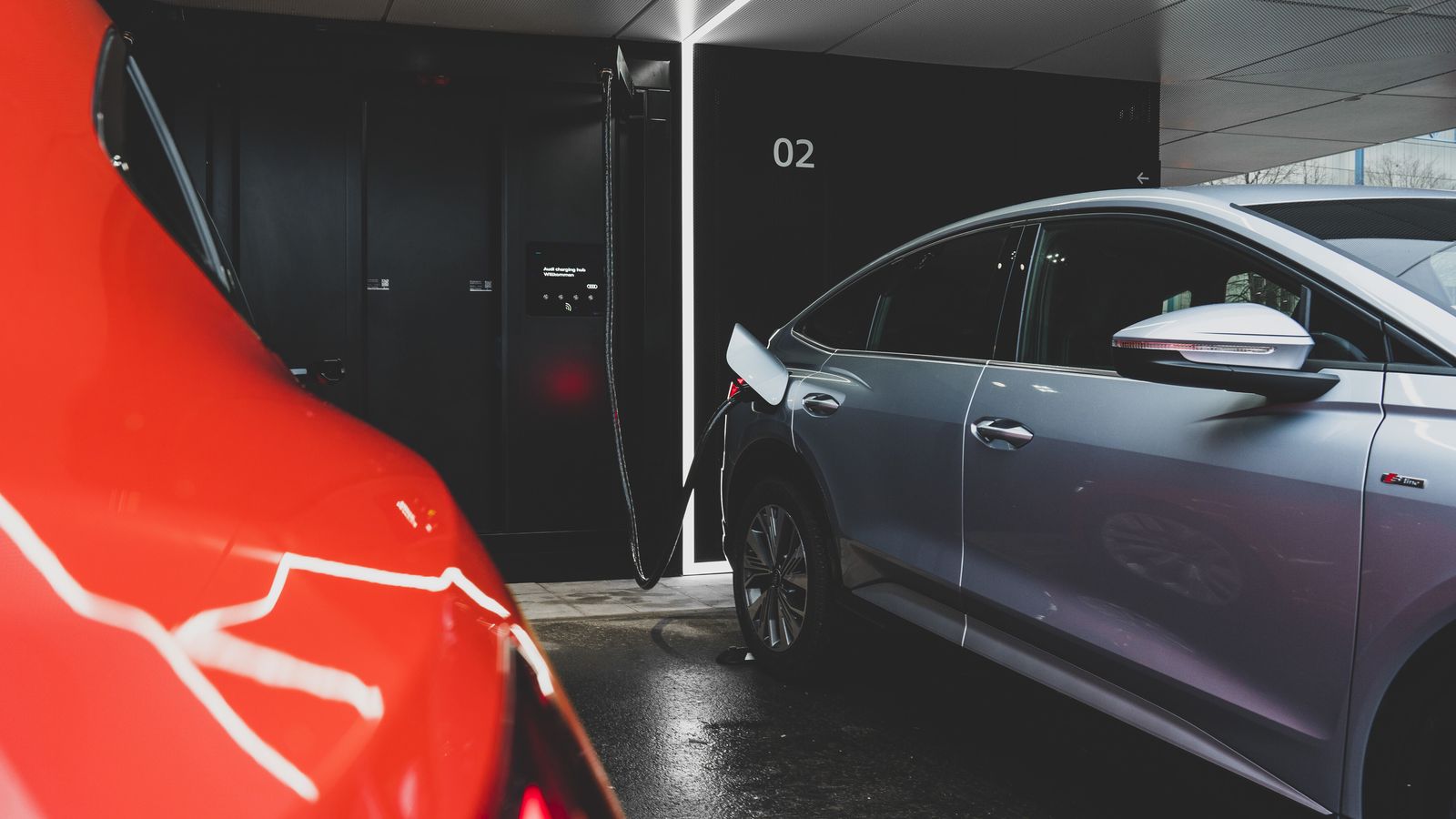 Las áreas cuentan con "un brazo giratorio para simplificar el manejo del cable de carga".