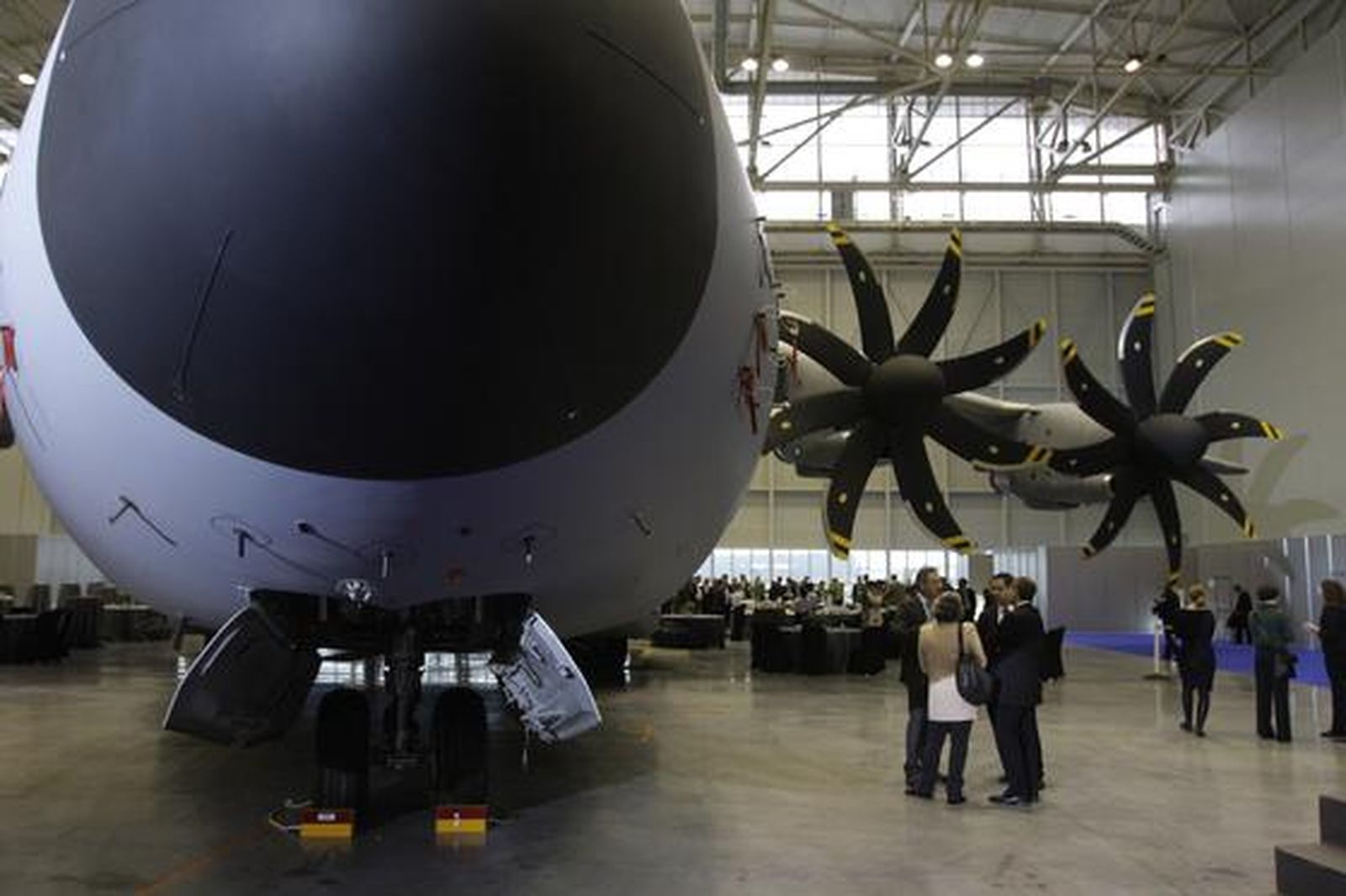 El presidente de EADS, Louis Gallois, acompañado del presidente de Airbus, Thomas Enders y el presidente de la división militar del fabricante europeo de aviones, Domingo Urena-Raso, ha fijado el 31 de enero de 2010 como fecha final para las negociaciones con los gobiernos europeos.

Foto: Agencias/ Jose Ángel García