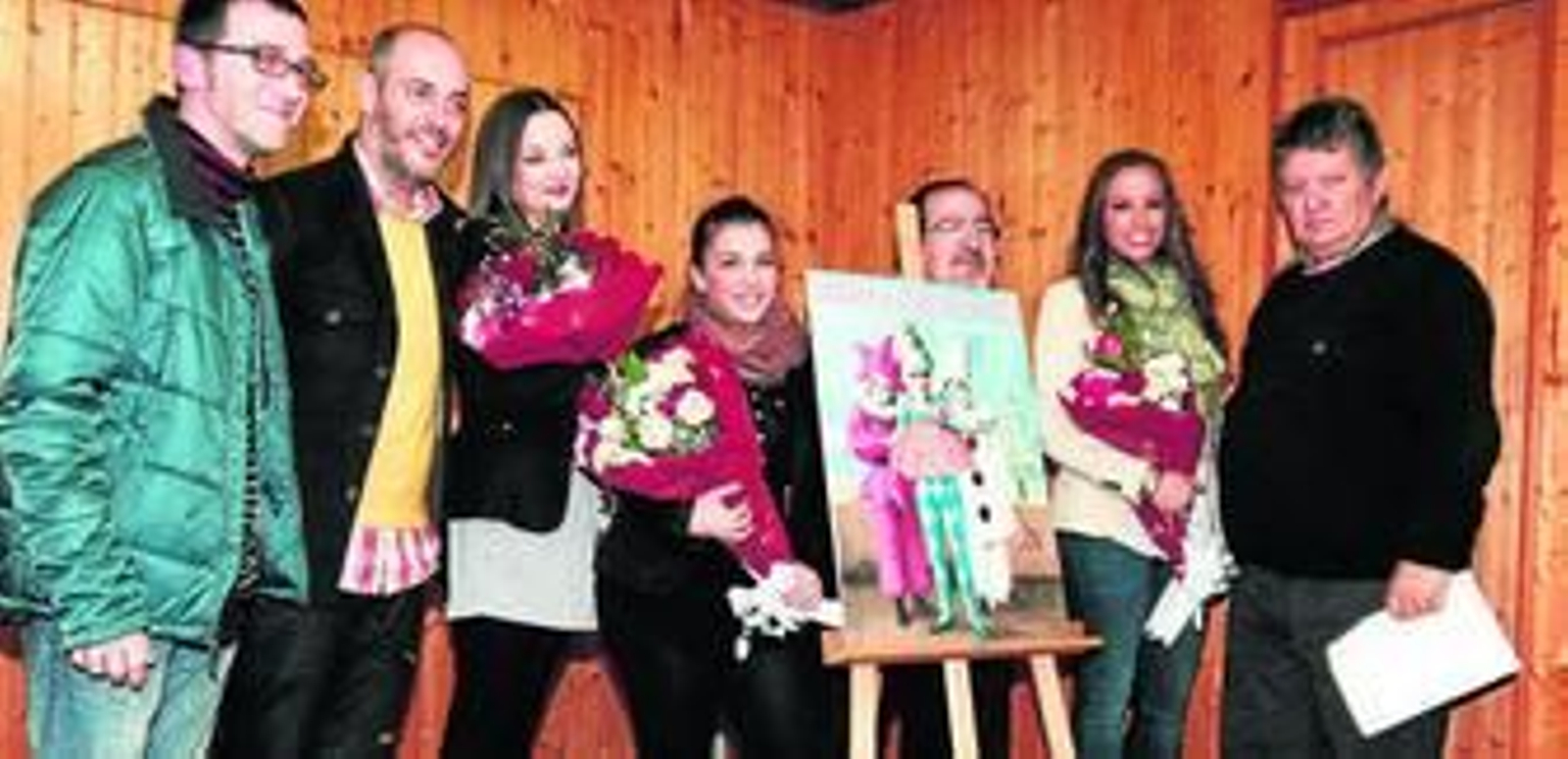 Instante de la presentación del cartel, obra de Galeote, que aparece a la izquierda junto al edil Jesús Villalta y las ninfas.