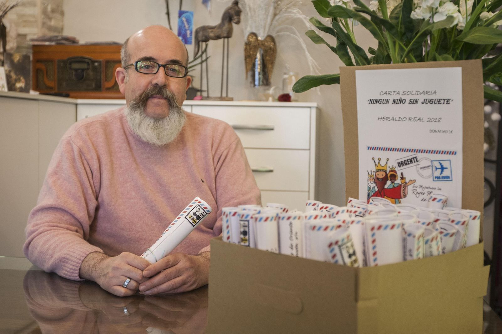 Luis de Celis, en su floristería, con las cartas del Heraldo de los Reyes Magos.