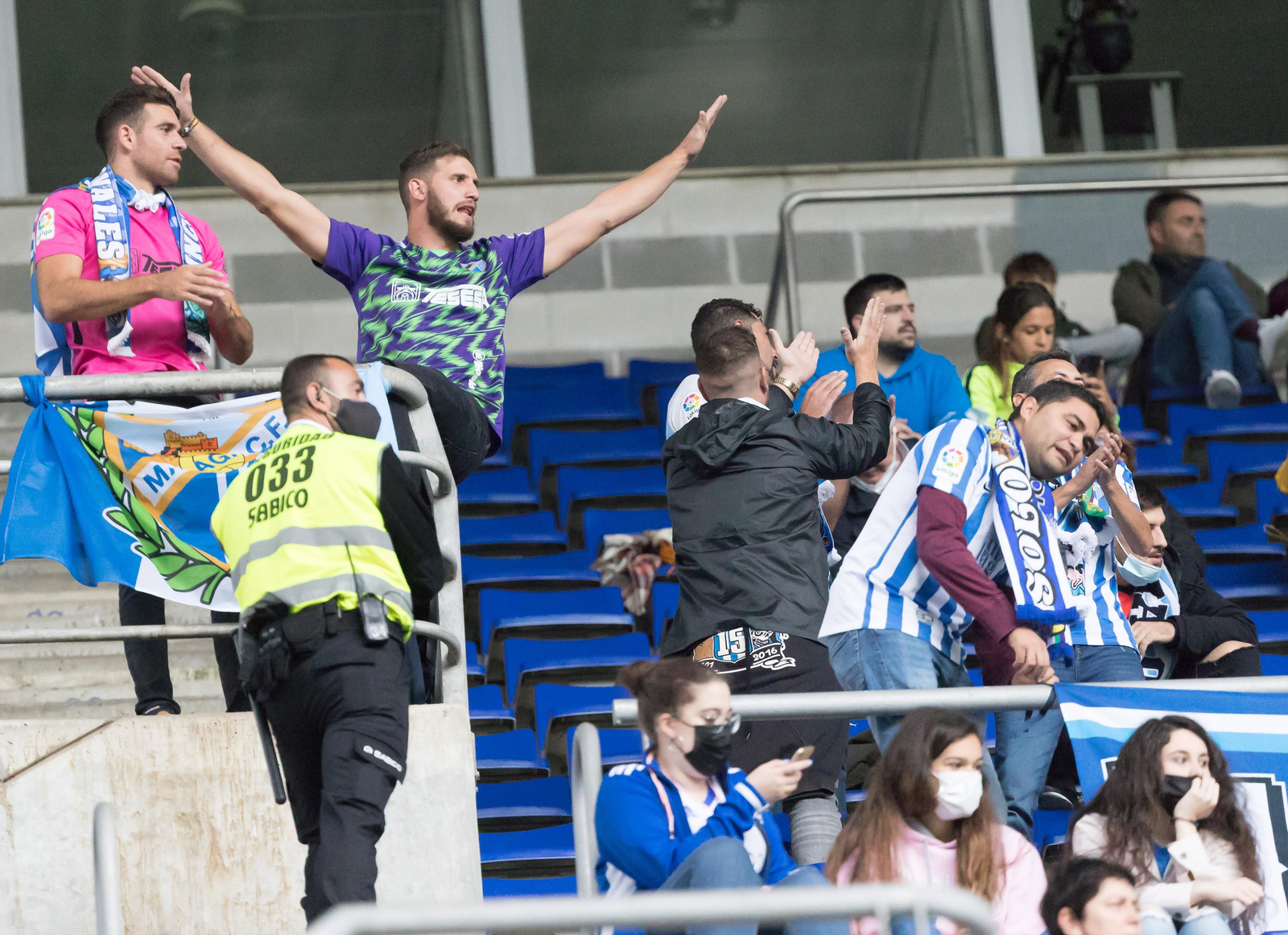 Aficionados del Málaga en el Tartiere.