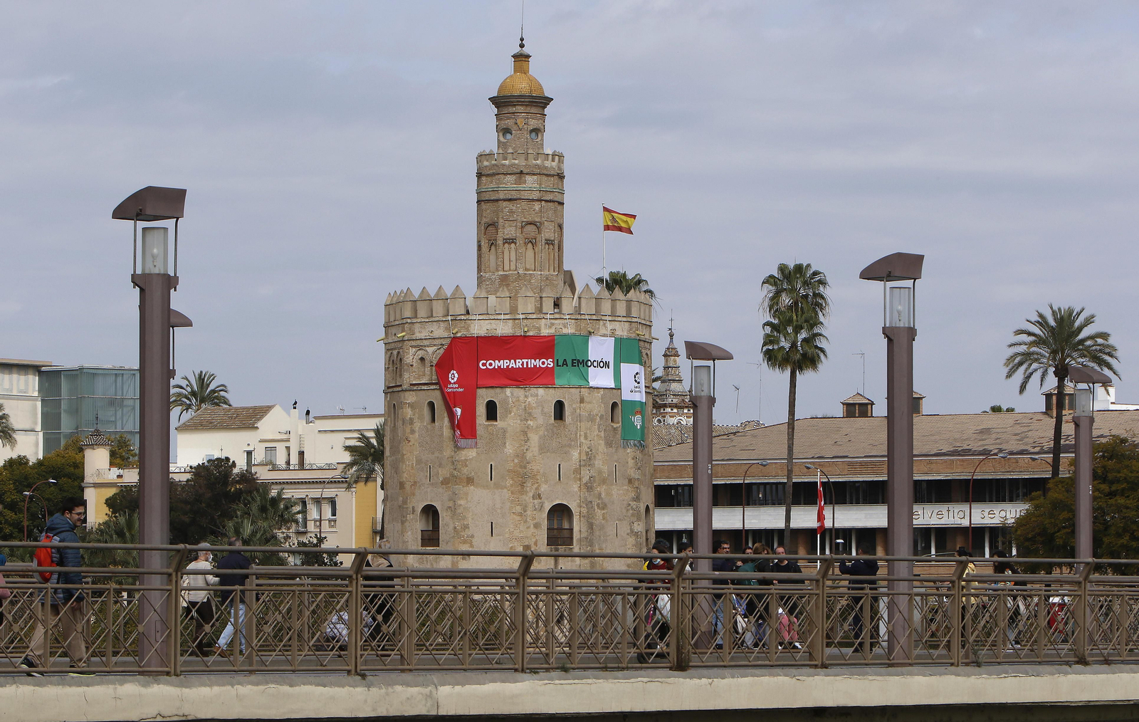 La Torre del Oro, engalanada con una gigantesca bufanda de LaLiga con motivo del Sevilla-Betis.