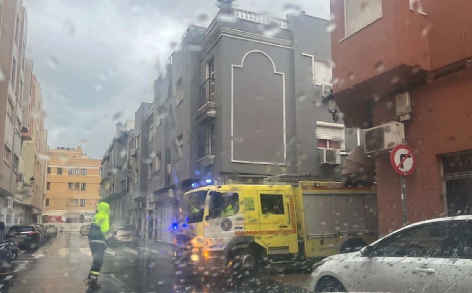 Bomberos, en una céntrica calle de La Línea