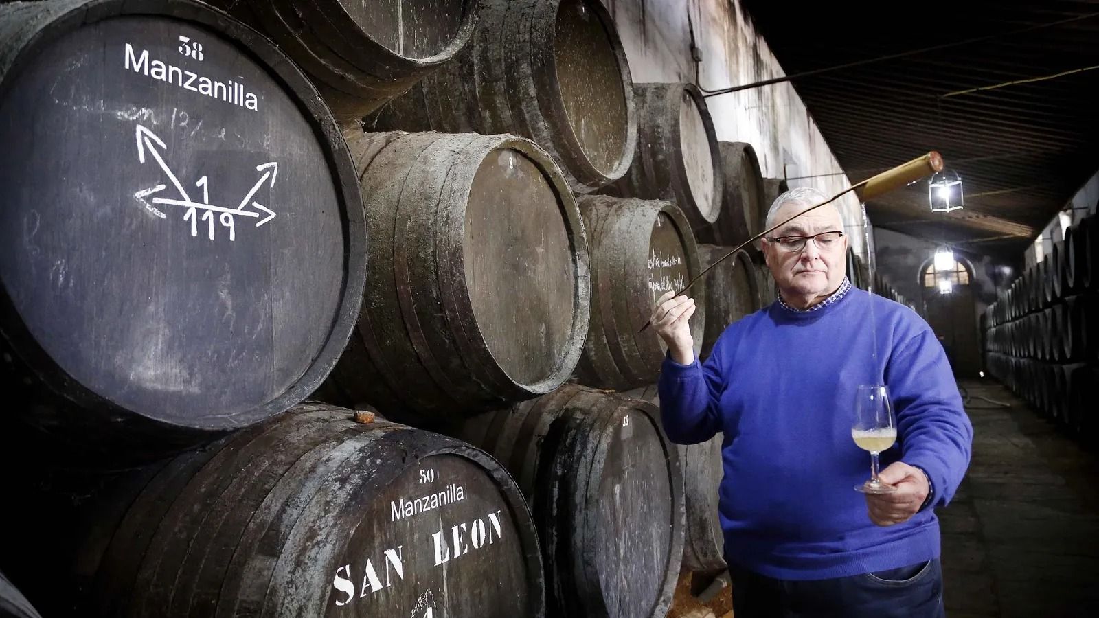 Francisco Yuste junto a las soleras de la mazanilla San León.