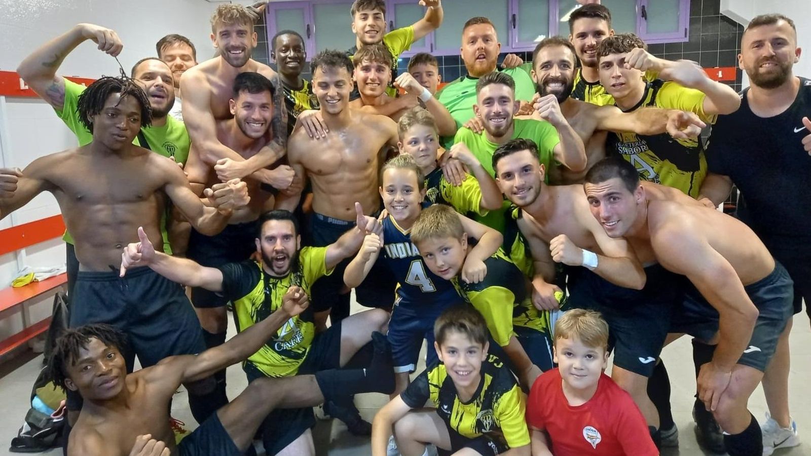 Los dos hermanos, a la izquierda, junto a sus compañeros del Viator la pasada temporada