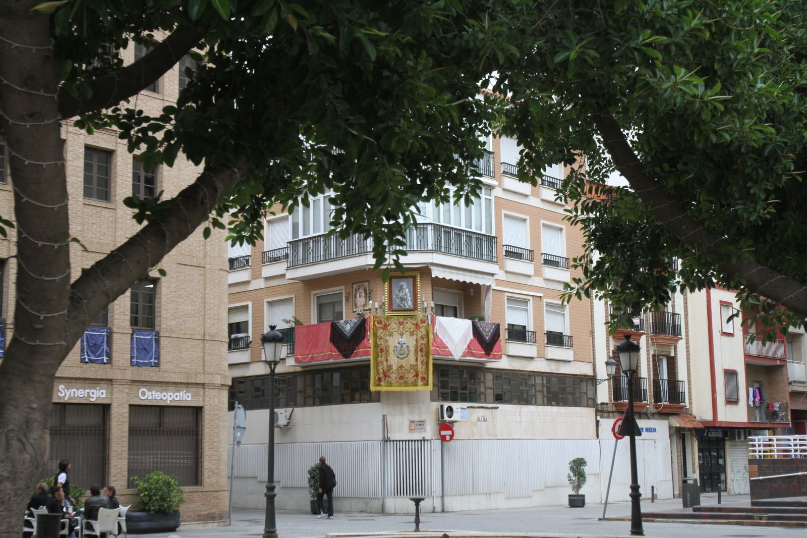 El centro se llena de altares para acoger la Magna  Rociera
