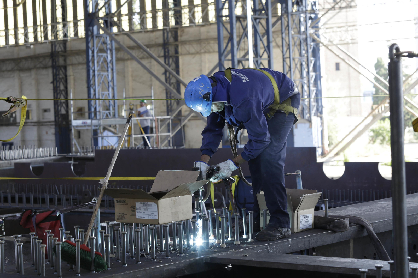 Un empleado trabaja en una empresa instalada en el Puerto de Sevilla.