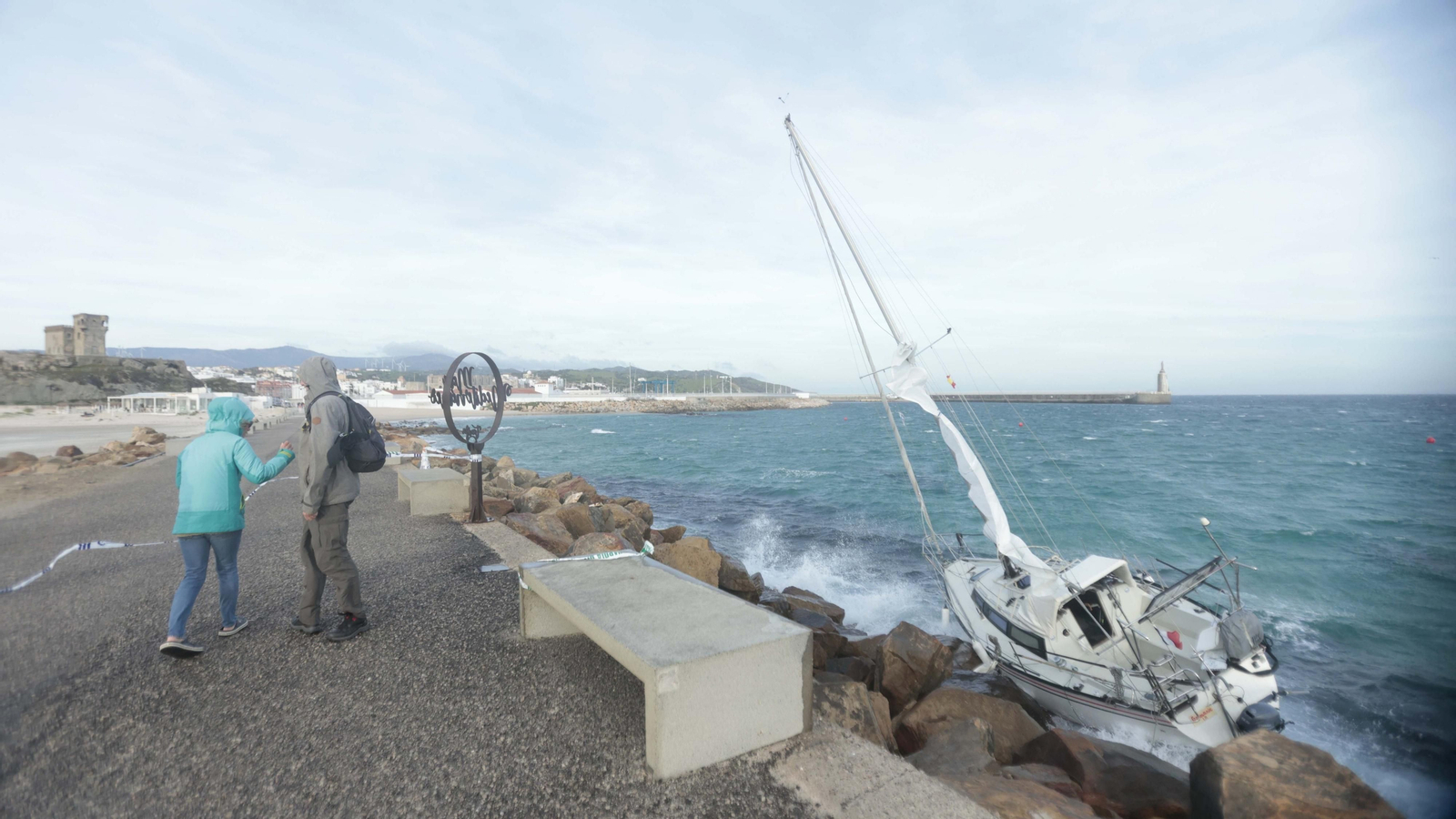 Las fotos del velero encallado en la playa chica de Tarifa