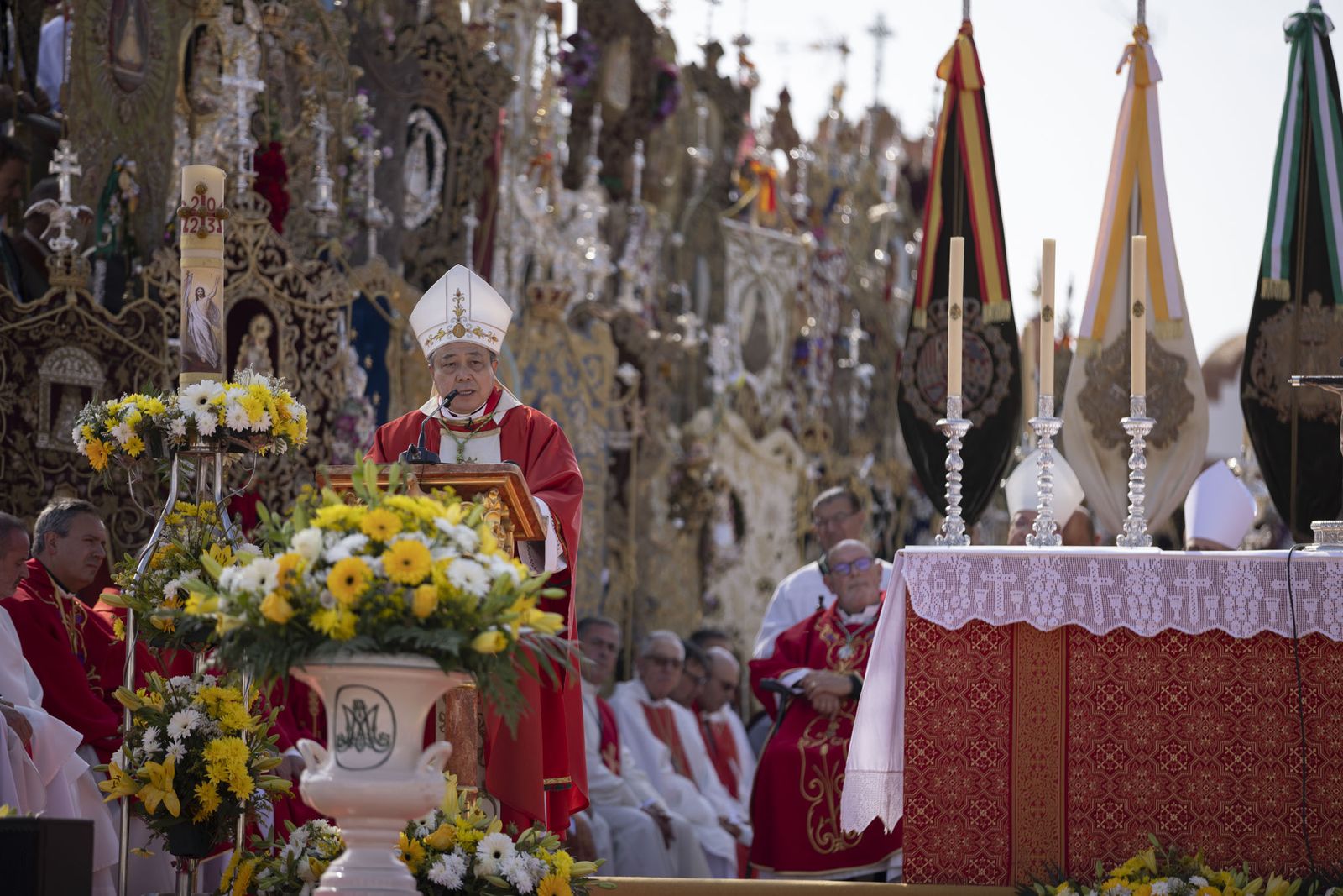 El Rocio 2023: Imágenes de la misa Pontifical del Domingo de Pentecostés