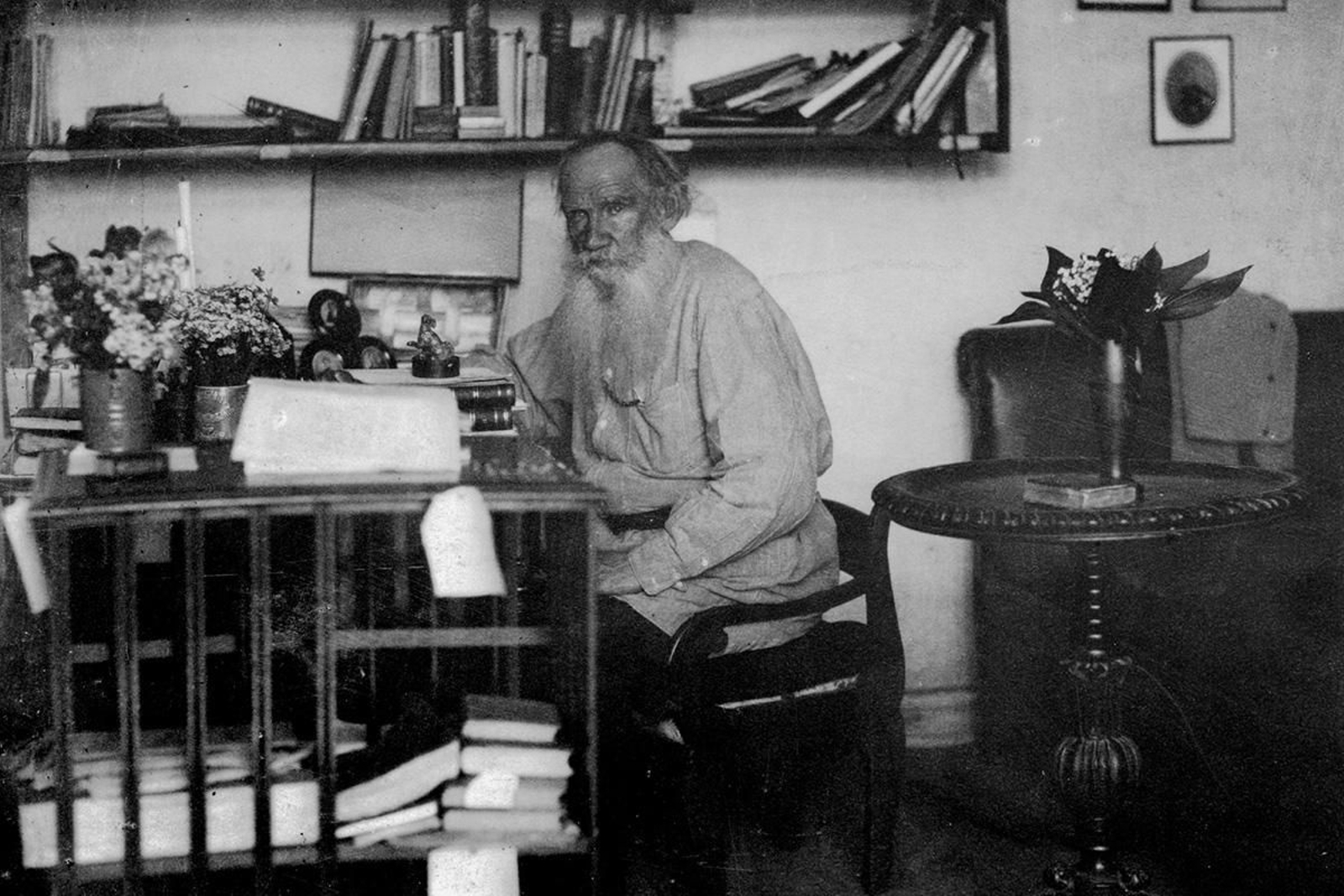 León Tolstoi ante su escritorio de Yásnaia Poliana.