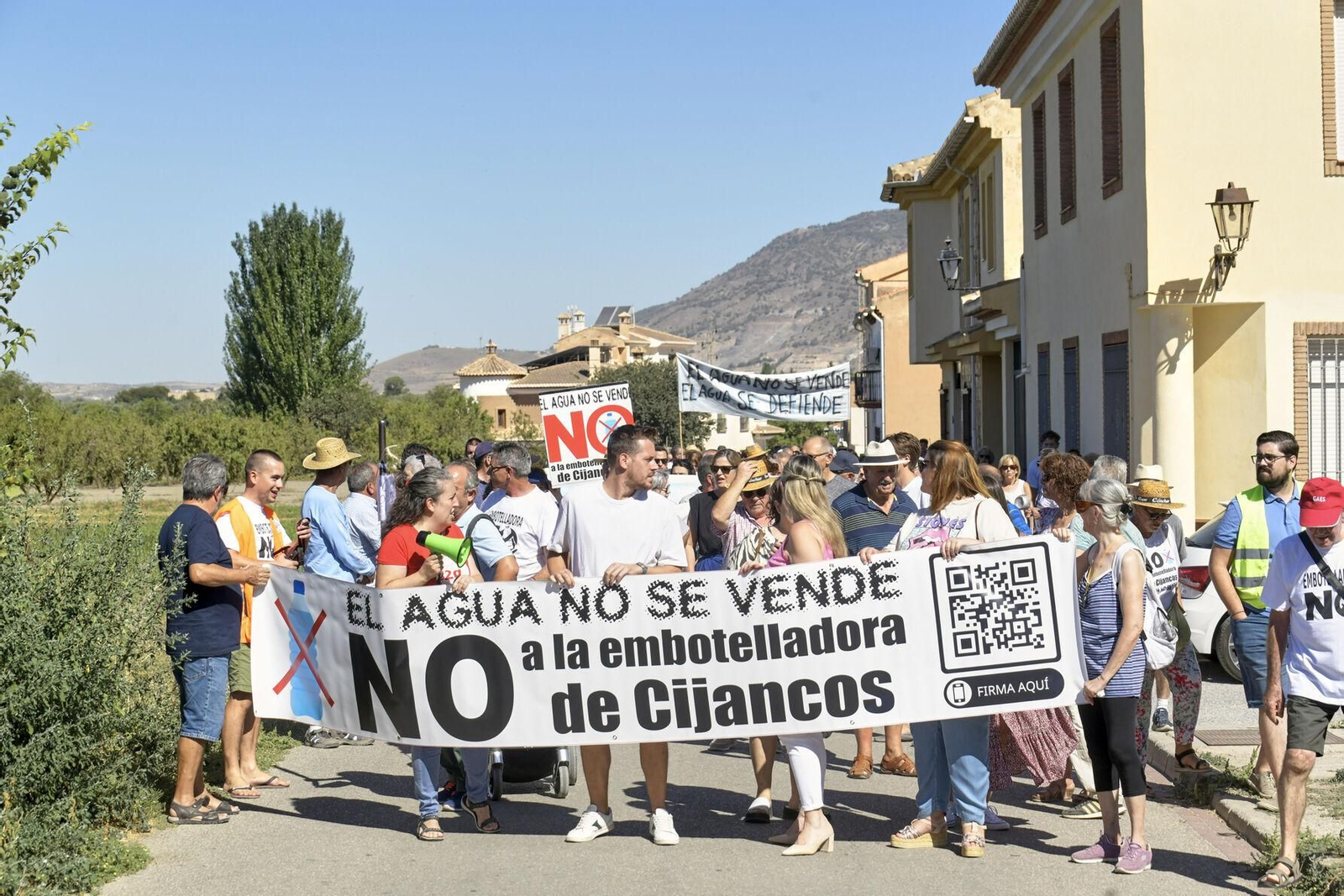 Así se han manifestado por las calles de Padul en contra de la embotelladora de Cijancos