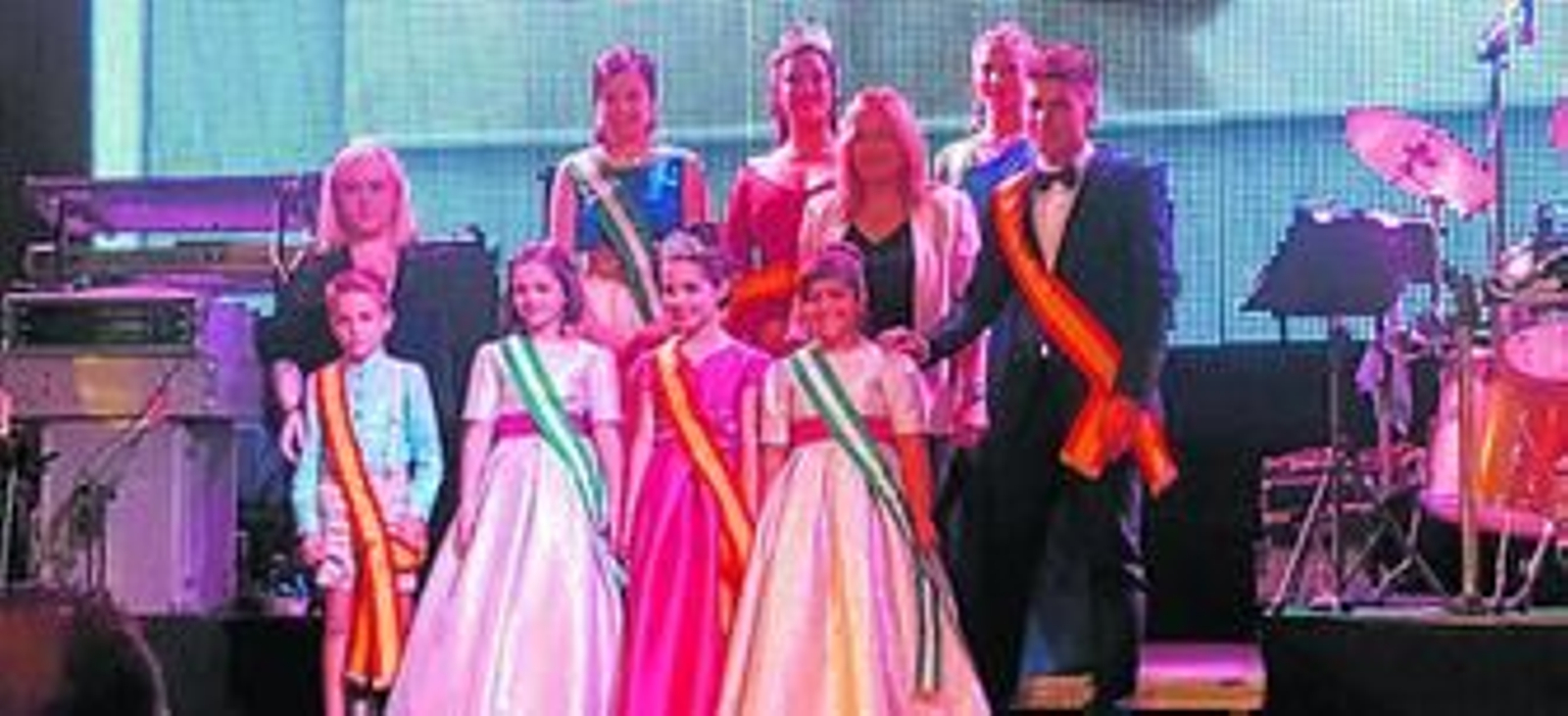 El nuevo reinado con la concejal de Cultura, Yolanda Lozano, y la alcaldesa Esperanza Pérez.