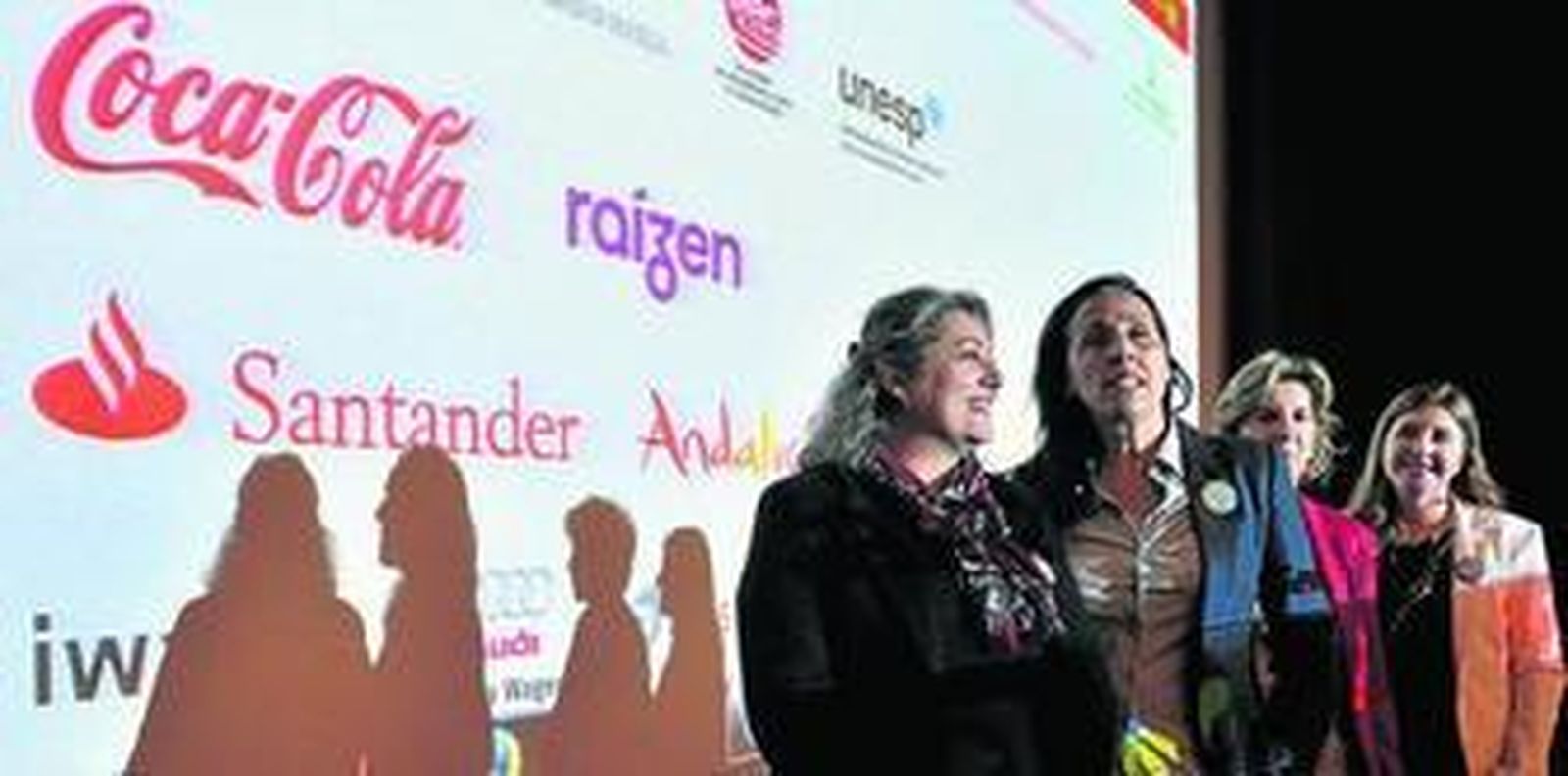 De izquierda a derecha, Magê Porém, Ana María Cortijo, Celia Retz y Tamara Guaraldo, en la Facultad de Comunicación.