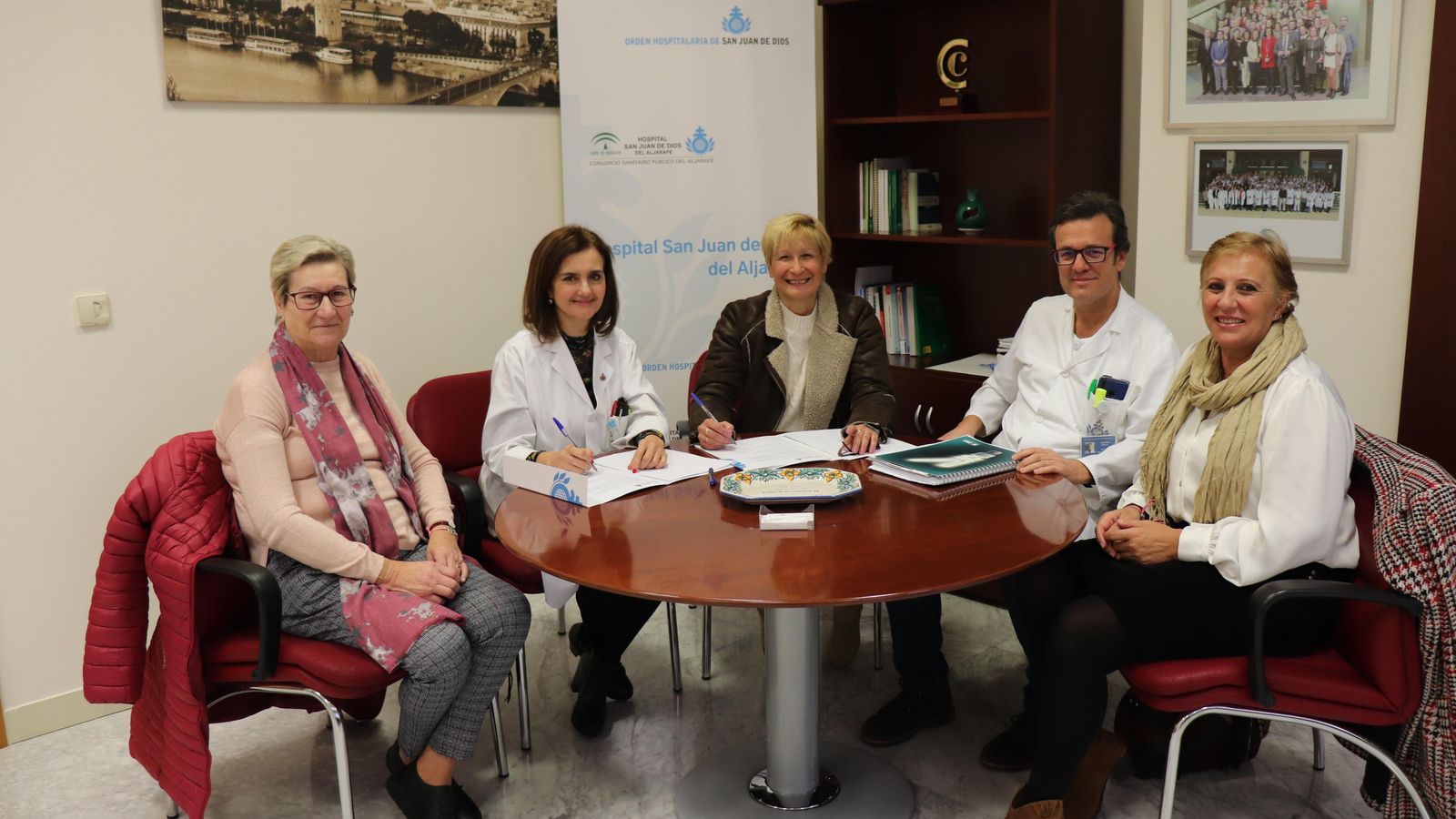 Firma del convenio del Hospital San Juan de Dios del Aljarafe y AMAMA.