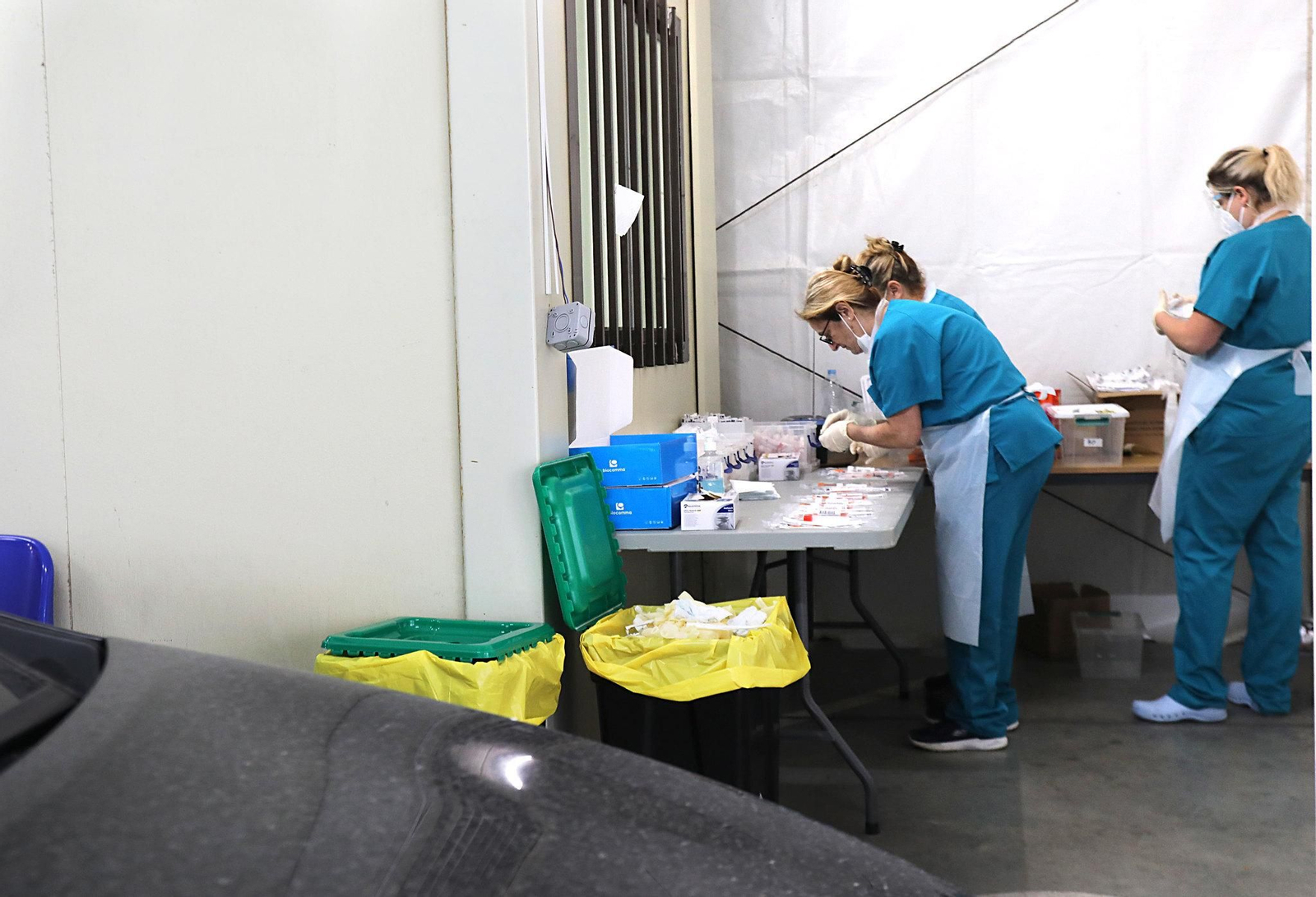 Varias enfermeras preparan test para detectar el coronavirus.