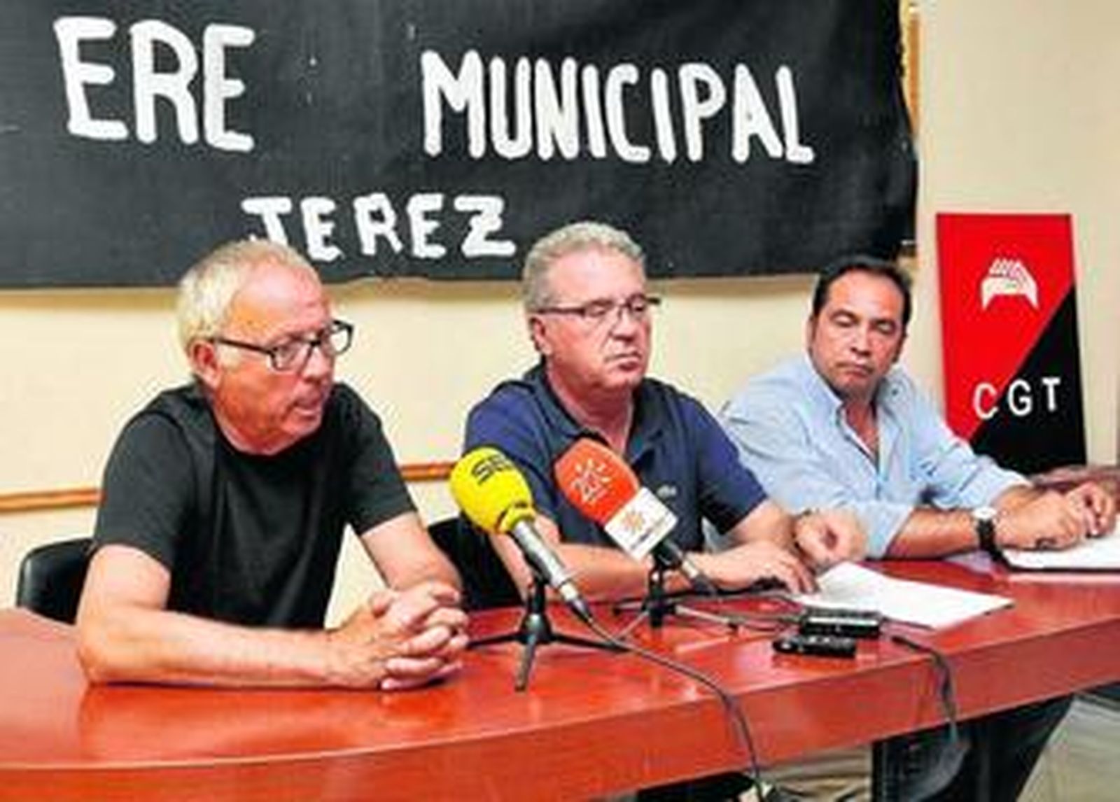 Miembros de CGT, ayer, durante la rueda de prensa ofrecida a los medios.