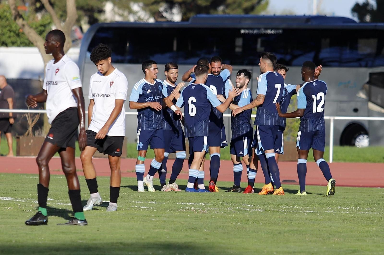 Los jugadores del Recre felicitan a Juan Delgado tras anotar el 1-0.