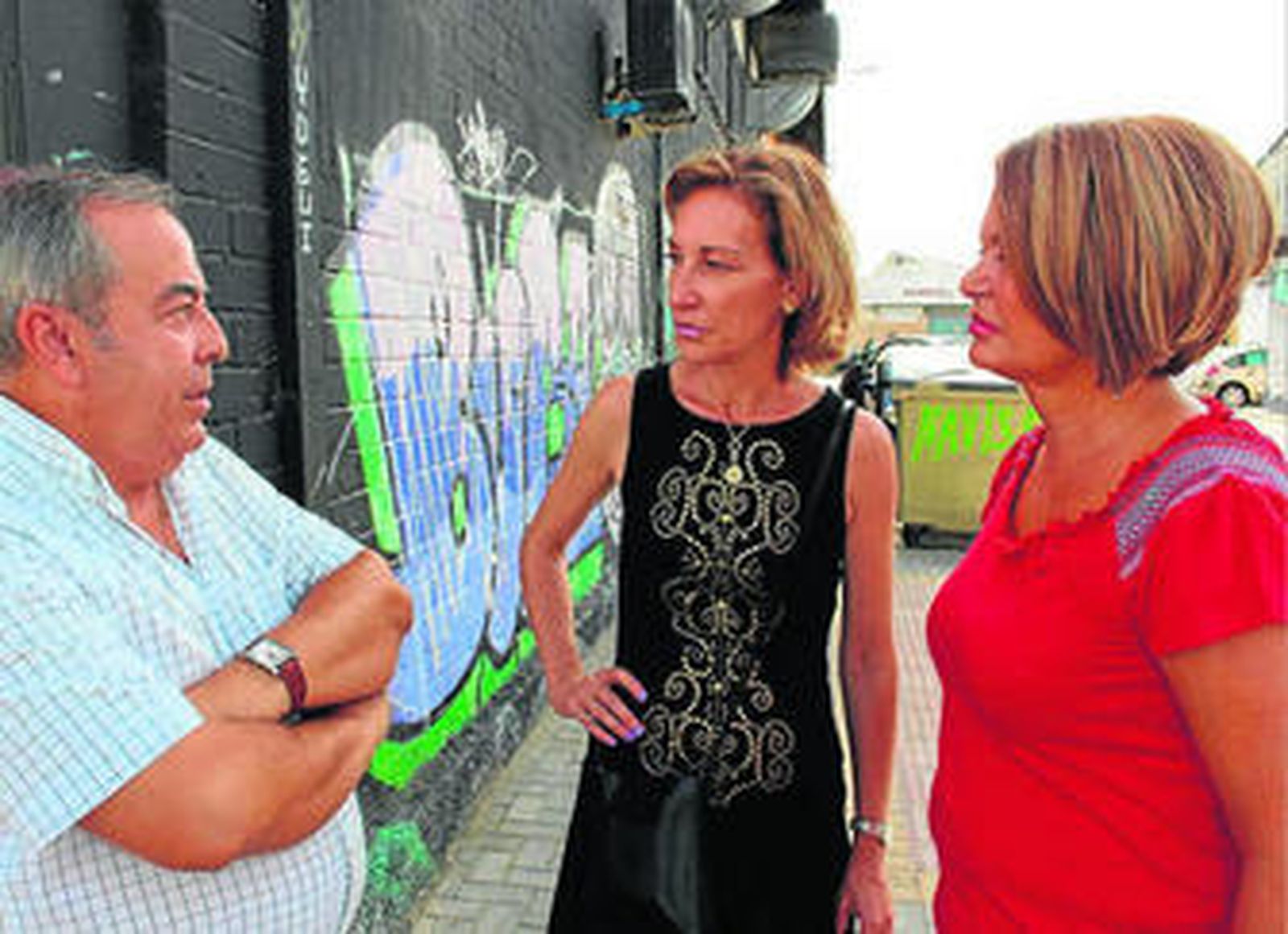 Las concejalas del PSOE Susana Muñoz y Adela Castaño, con el presidente Manuel Martín.