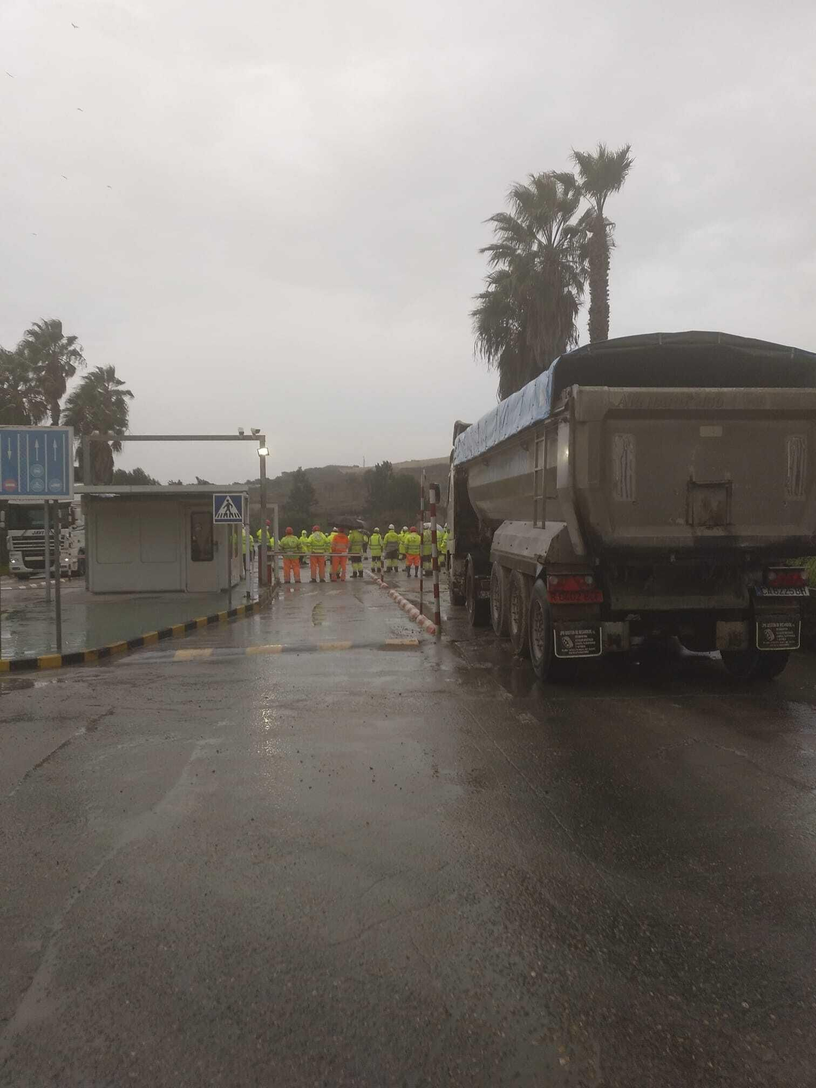 Trabajadores concentrados este miércoles en la cementera de Holcim.
