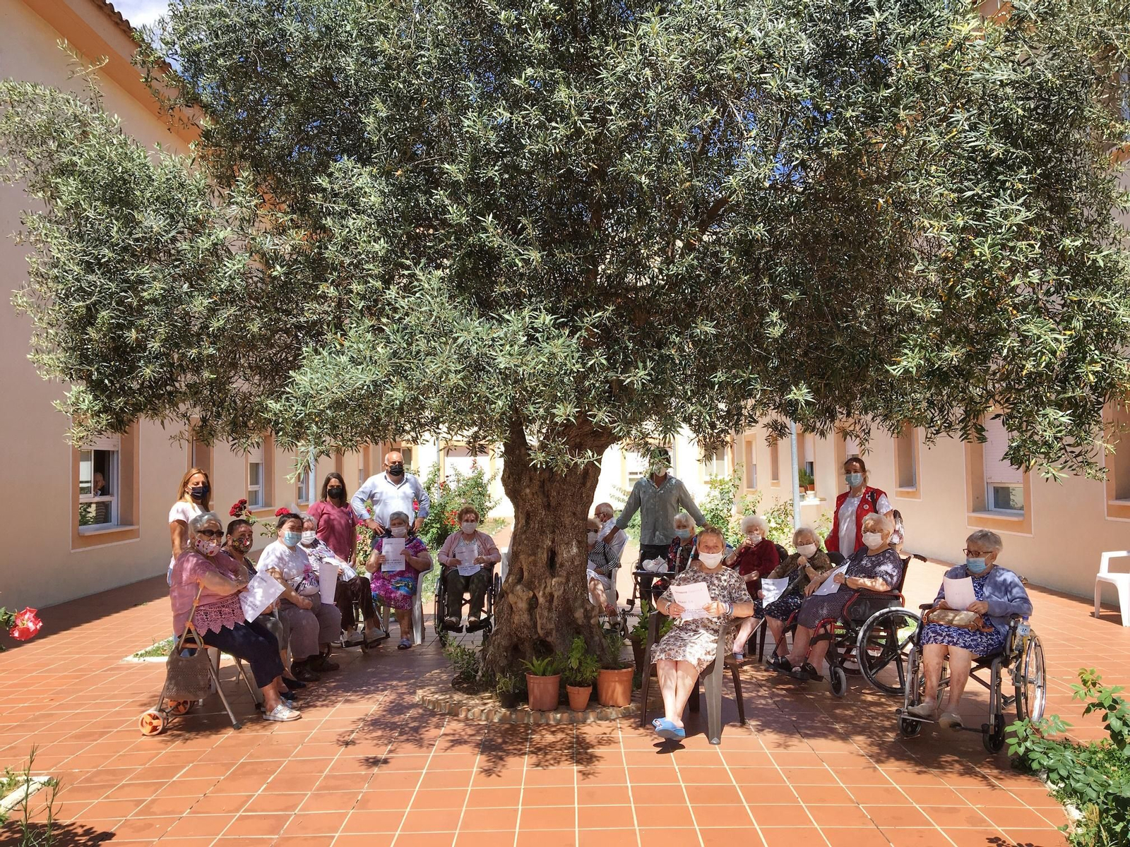 Foto de familia de los mayores que han participado en la actividad.