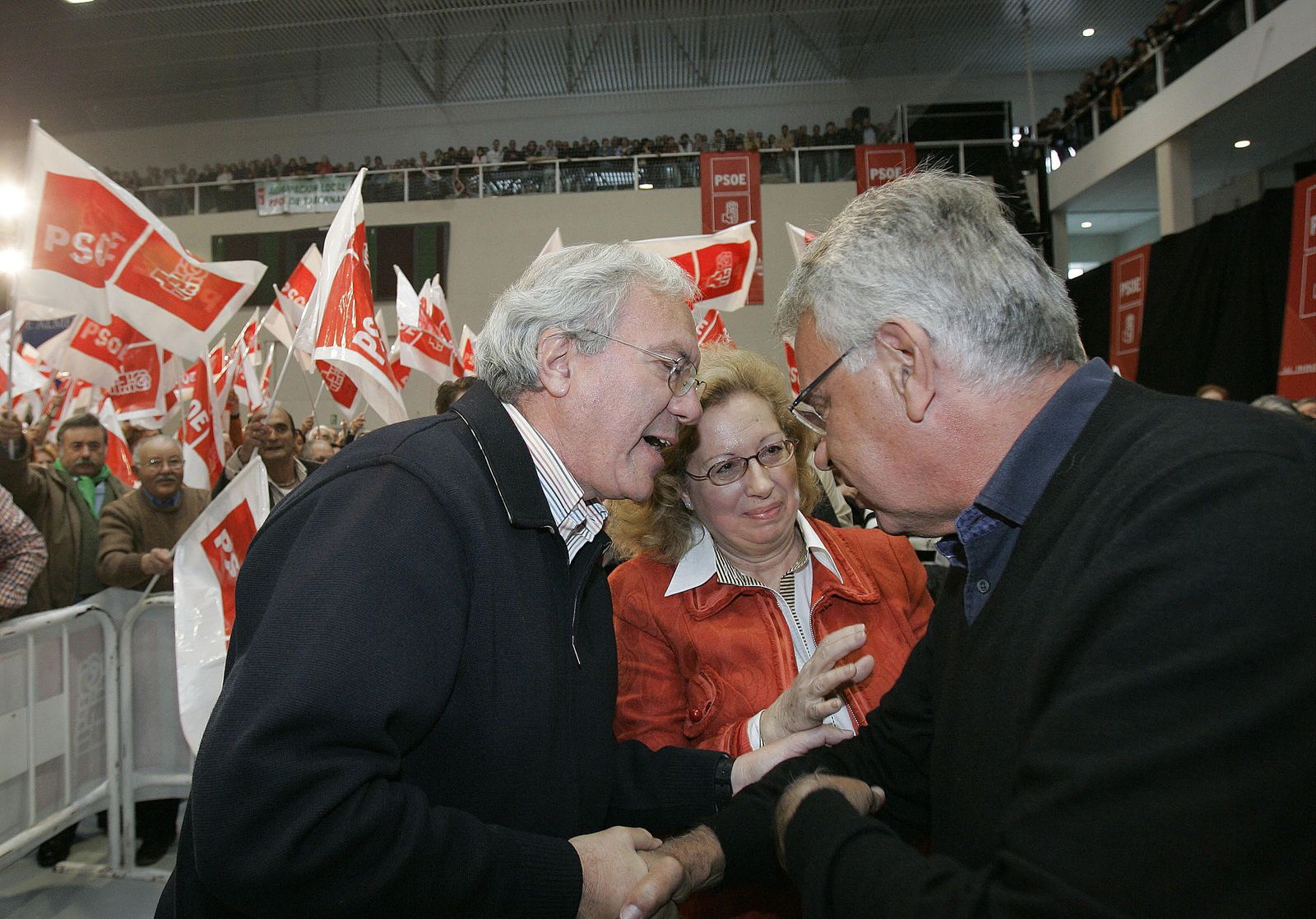 José Barrionuevo y Felipe Gonzálezez durante un mitin del PSOE en Sevilla.