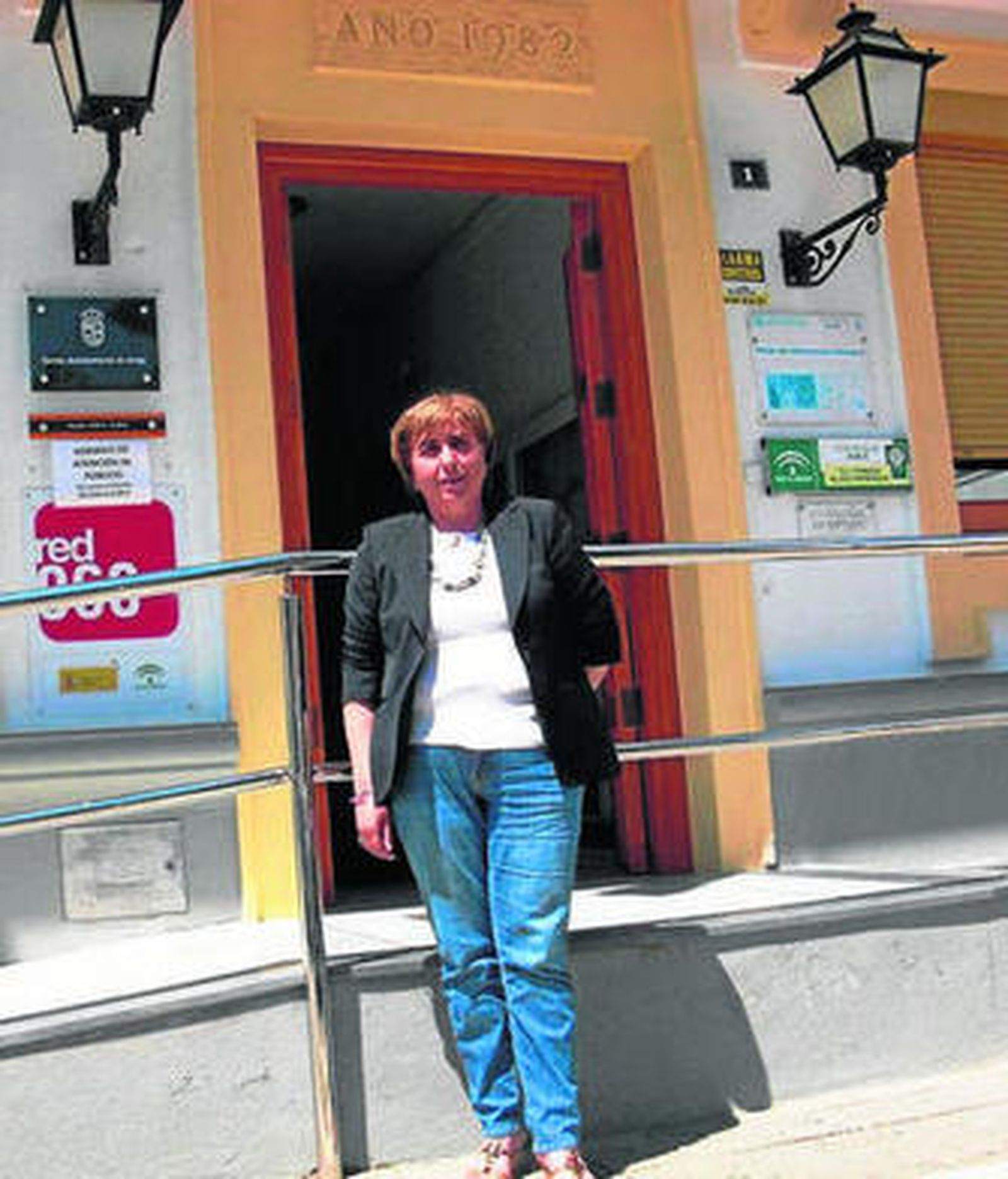 Isabel Belmonte junto a la puerta del Consistorio antuso.